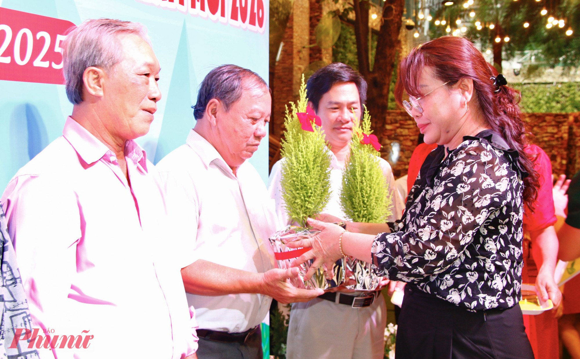 Bà Nguyễn Thị Hà – Phó bí thư Thường trực Đảng ủy phường An Hội Đông trao quà tri ân để các đại biểu