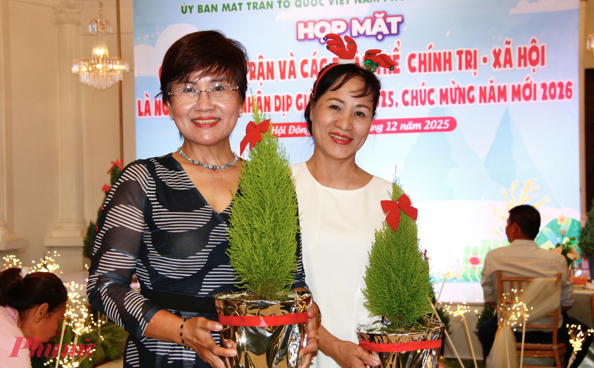 Đại biểu chụp ảnh lưu niệm cùng nhau