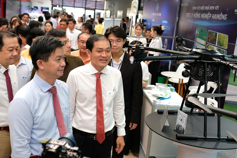 Lãnh đạo TP Cần Thơ tham quan gian hàng và trải nghiệm các sản phẩm công nghệ cao của CT UAV, GASCO, CCTPA (thành viên Tập đoàn CT Group) - Ảnh: CT Group