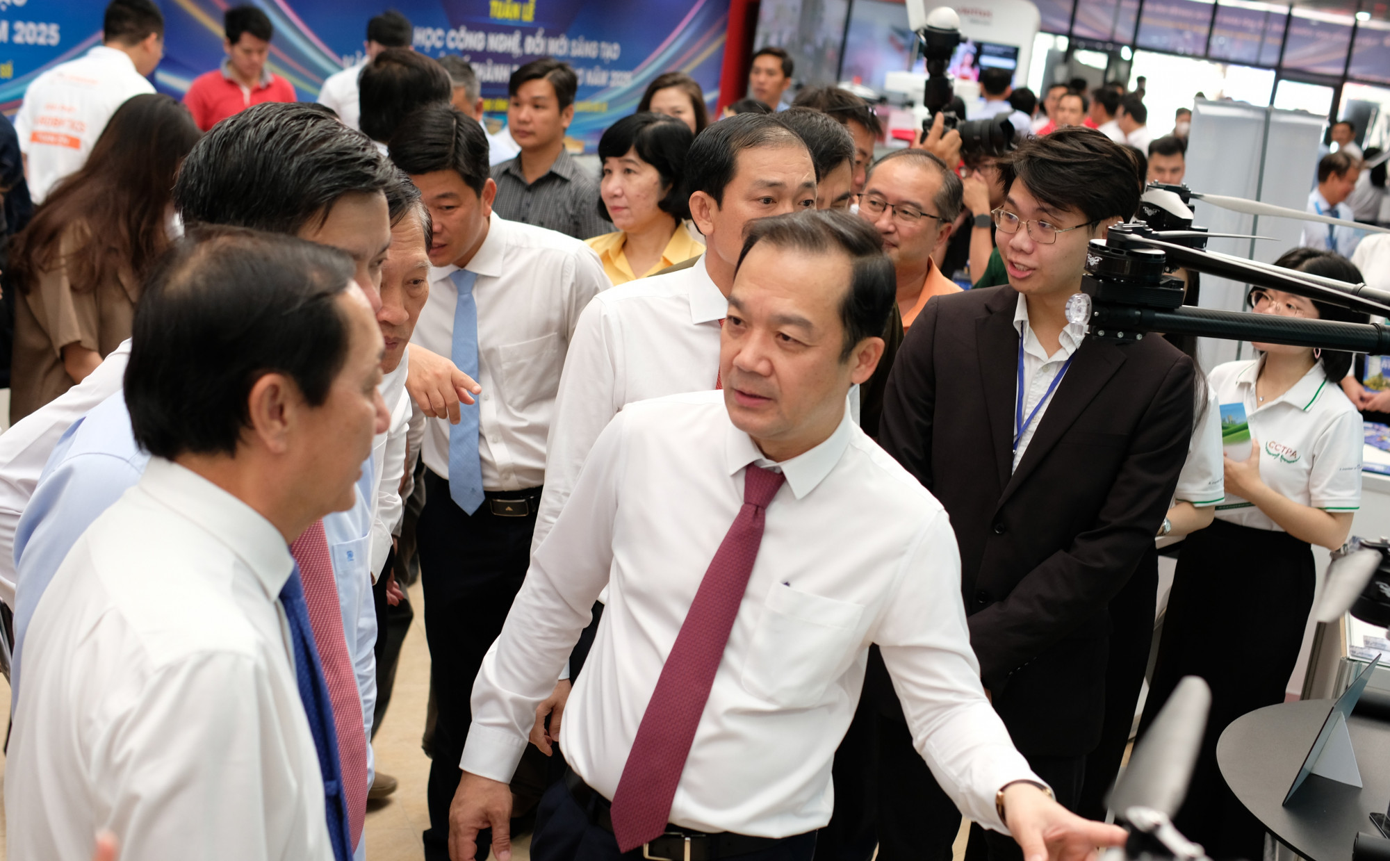 Ông Huỳnh Thành Đạt - Ủy viên Trung ương Đảng, Phó Trưởng ban Tuyên giáo và Dân vận Trung ương, tham quan gian hàng và trải nghiệm các sản phẩm công nghệ cao của CT UAV, GASCO, CCTPA (thành viên Tập đoàn CT Group) - Ảnh: CT Group