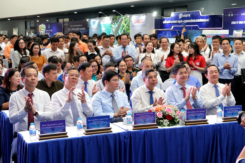 Lãnh đạo các ban, bộ, ngành trung ương và TP Cần Thơ tham dự sự kiện