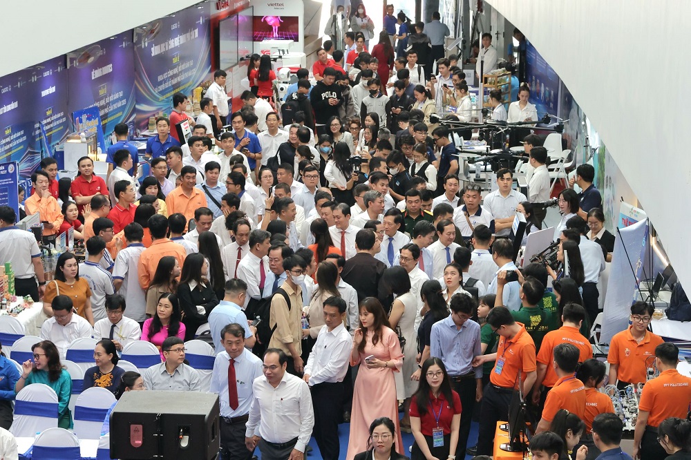 Lãnh đạo TP Cần Thơ tham quan gian hàng và trải nghiệm sản phẩm công nghệ cao của các đơn vị thành viên Tập đoàn CT Group