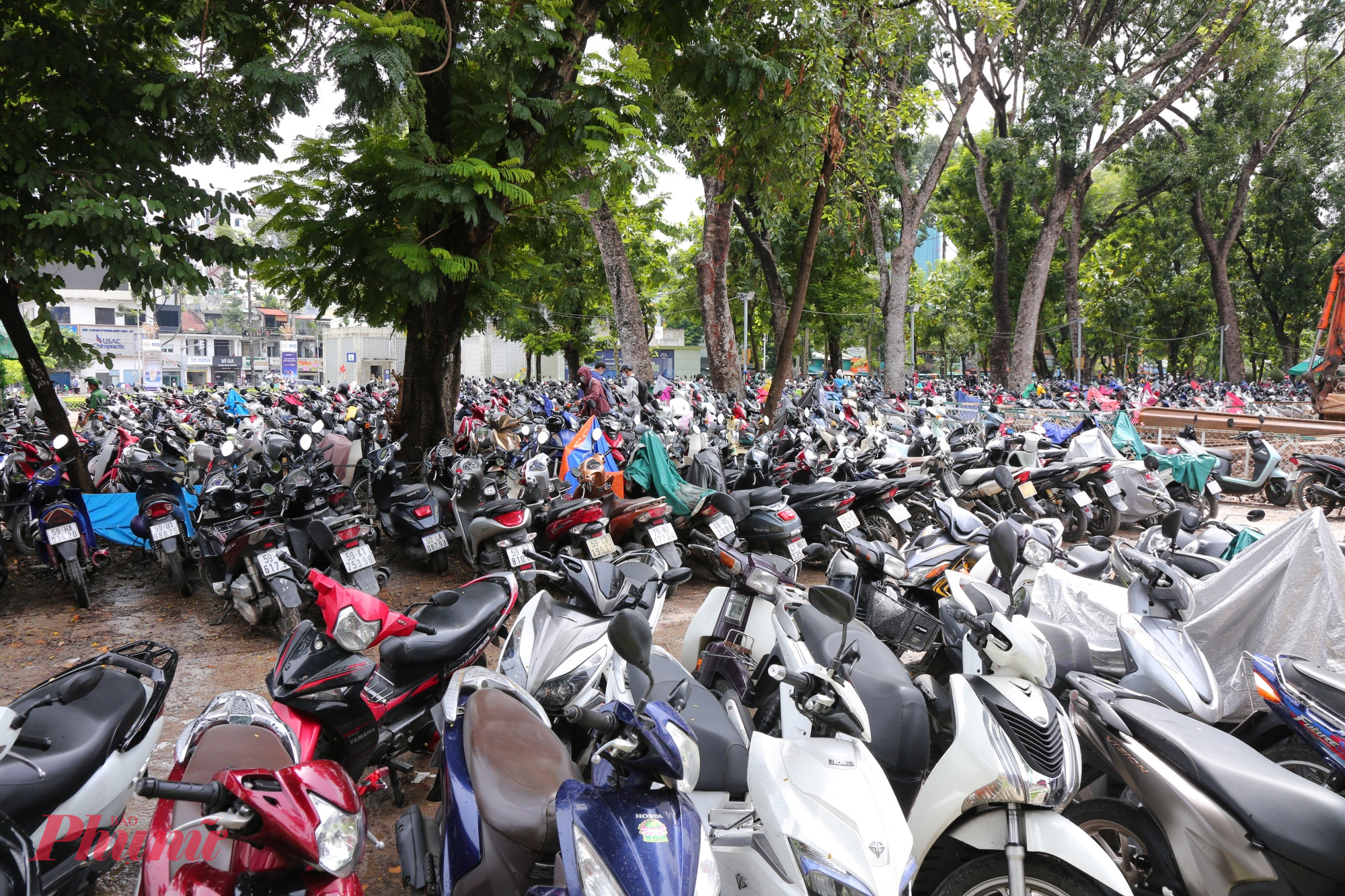 Bãi giữ xe cho khách đi ga Bến Thành tại khu A Công viên 23/9 - Ảnh: Nguyễn Văn