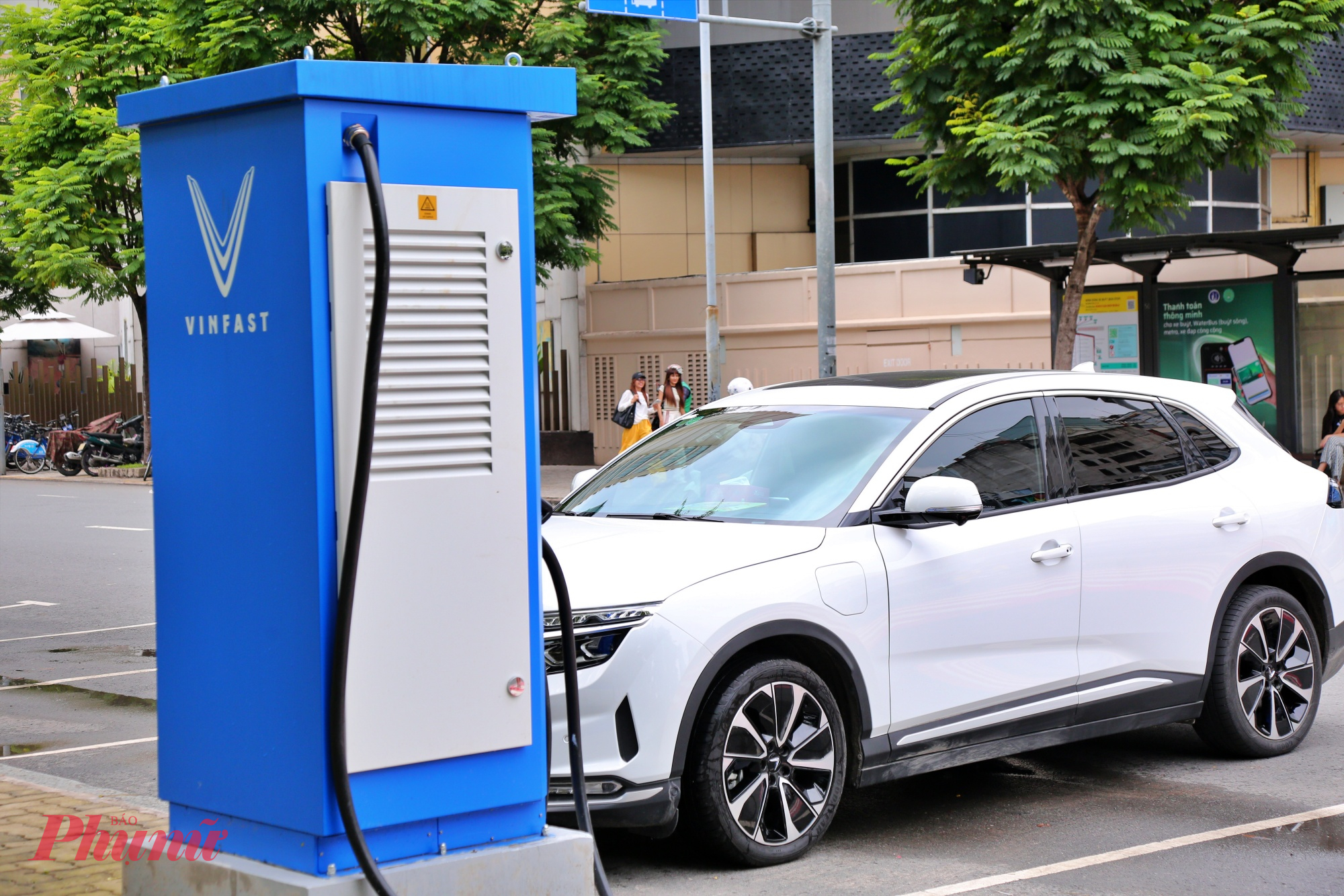 Hiện nay TPHCM chỉ có trạm sạc điện cho ô tô - Ảnh: Nguyễn Văn