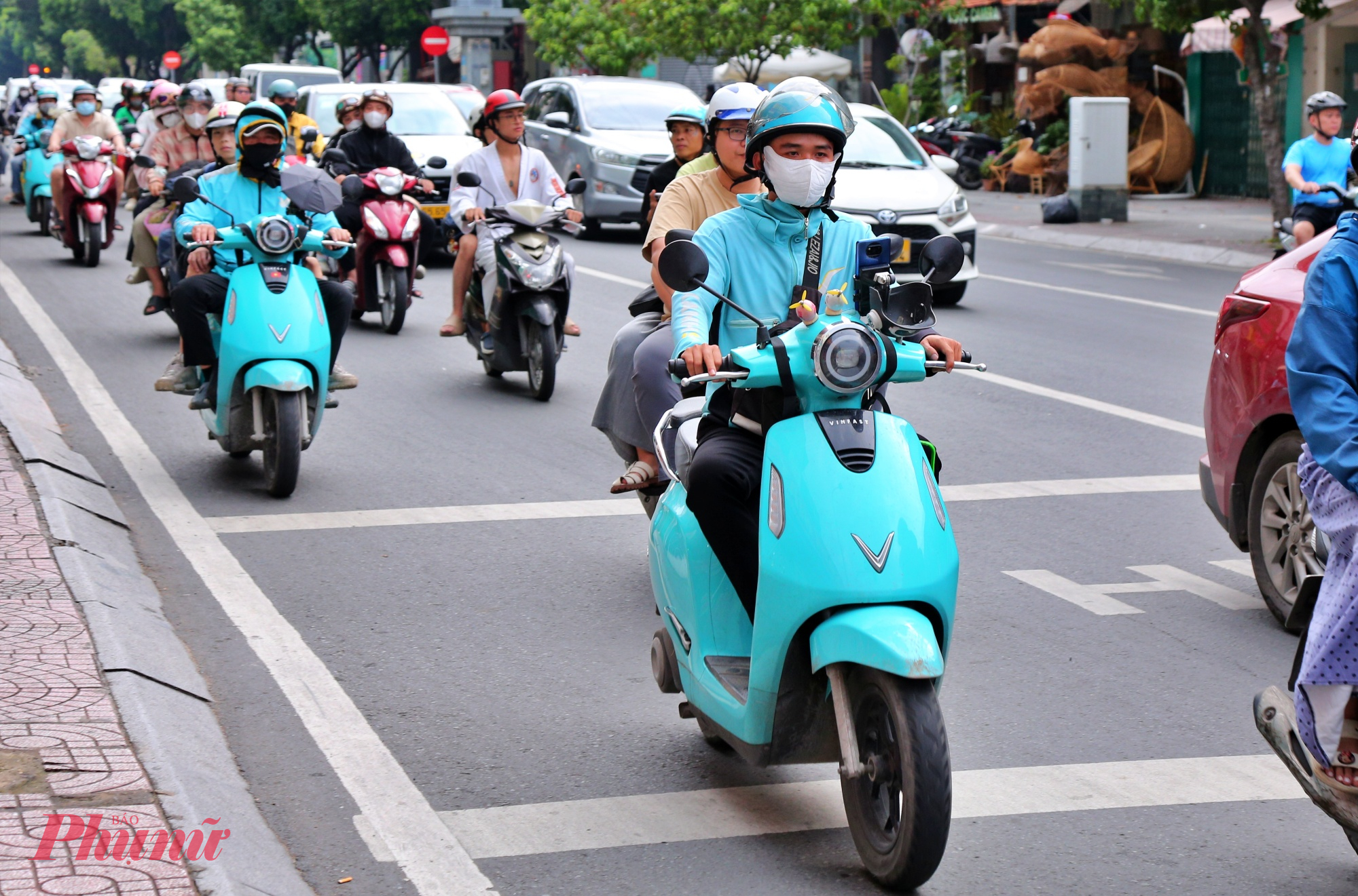 Xe máy điện đang thiếu chỗ sạc điện, đổi pin nơi công cộng