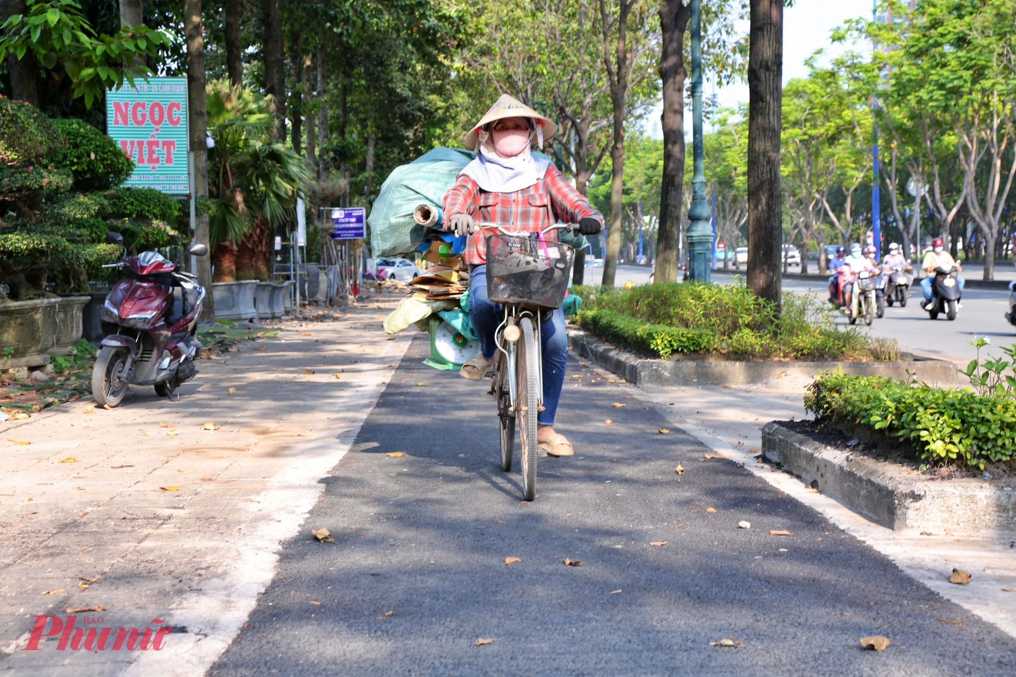 Trên toàn tuyến, hệ thống chiếu sáng, thoát nước, bãi đỗ và trạm xe đạp được bố trí đồng bộ, tạo sự thuận tiện và an toàn cho người sử dụng.