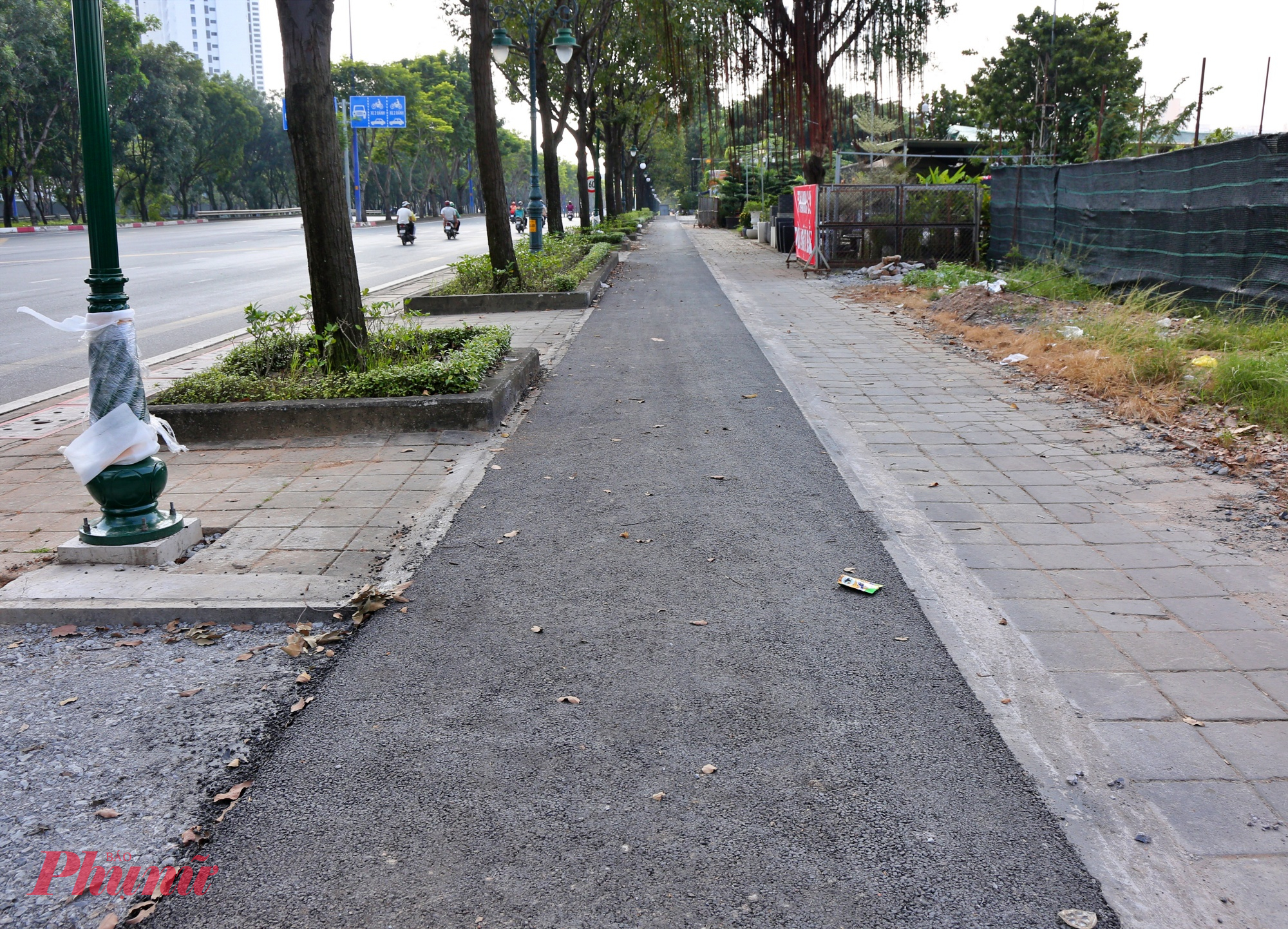 Mặt đường được thi công bằng bê tông nhựa chặt, sau đó sơn hoàn thiện với ký hiệu nhận diện riêng, giúp phân biệt rõ ràng làn xe đạp với làn xe cơ giới. 