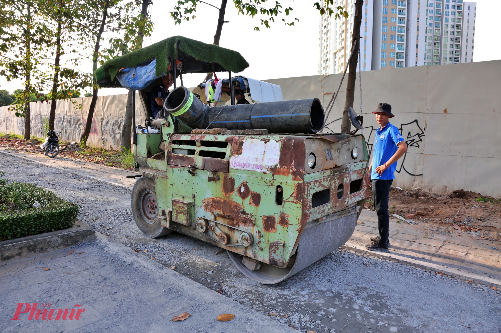 Các đơn vị nhà thầu đang khẩn trương hoàn thiện các đoạn còn lại để trải thảm nhựa.