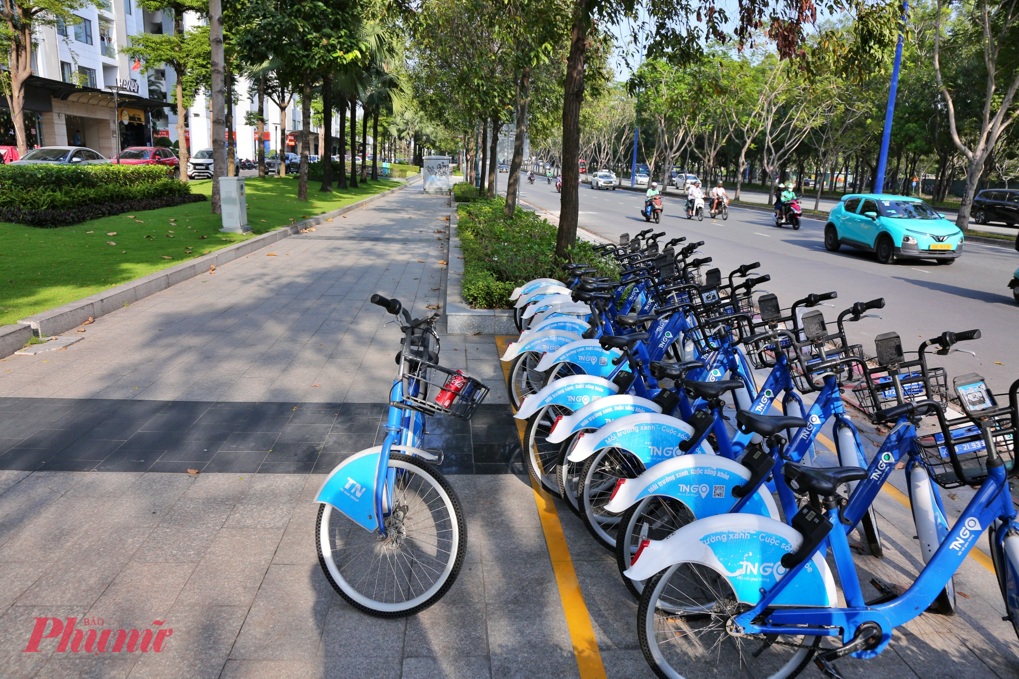 Hiện xe đạp công cộng ở TPHCM đã được bố trí tại vỉa hè đường Mai Chí Thọ, sẵn sàng phục vụ người dân có nhu cầu đi xe đạp sau khi làn riêng được hoàn thiện. 