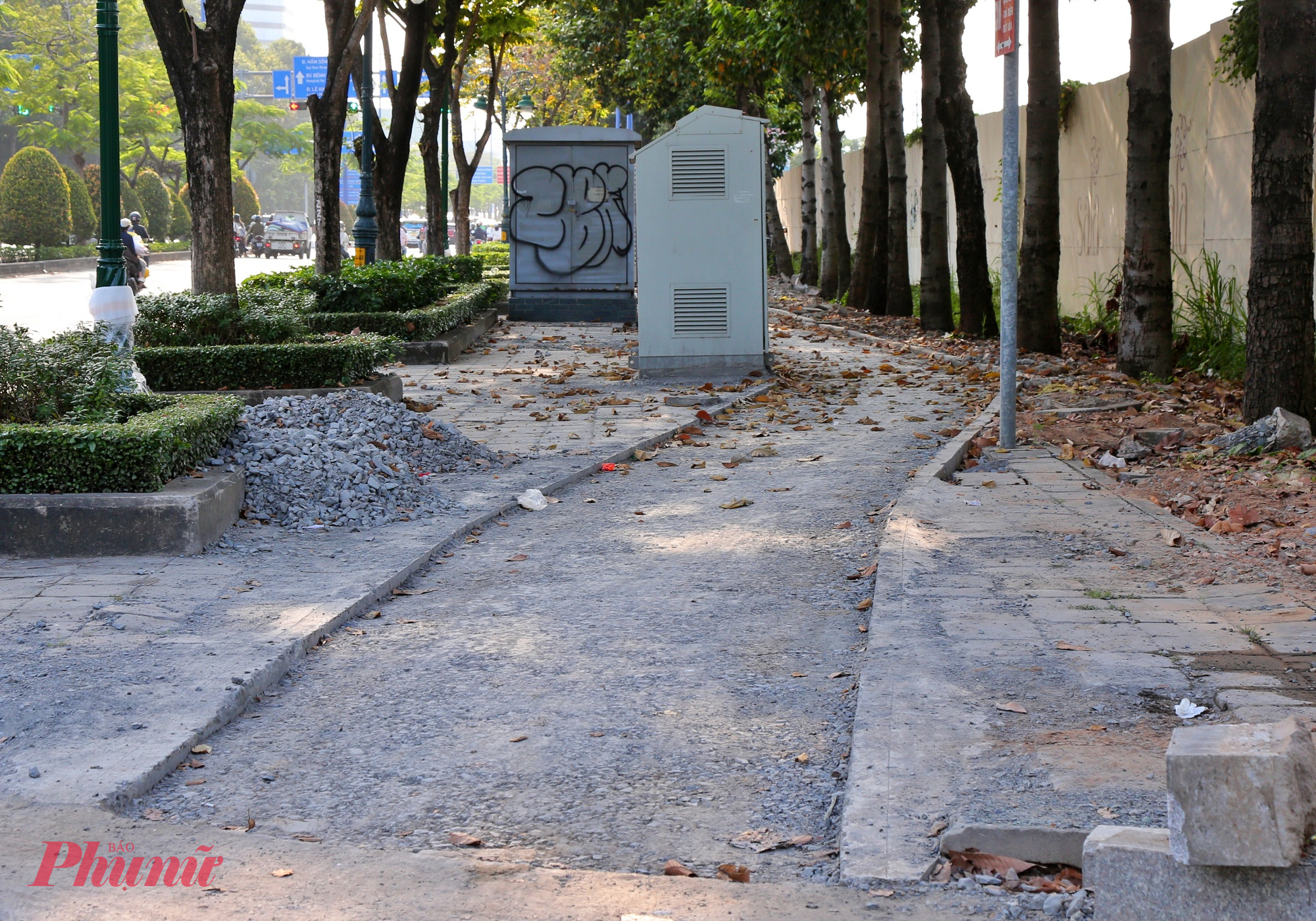 Một số đoạn đang chờ hoàn thiện. Theo Trung tâm Quản lý điều hành giao thông đô thị, việc xây dựng làn đường riêng cho xe đạp nhằm tạo điều kiện thuận lợi cho người dân sử dụng phương tiện thân thiện với môi trường, góp phần giảm khí thải carbon, cải thiện chất lượng sống và từng bước thay đổi thói quen đi lại trong đô thị. 