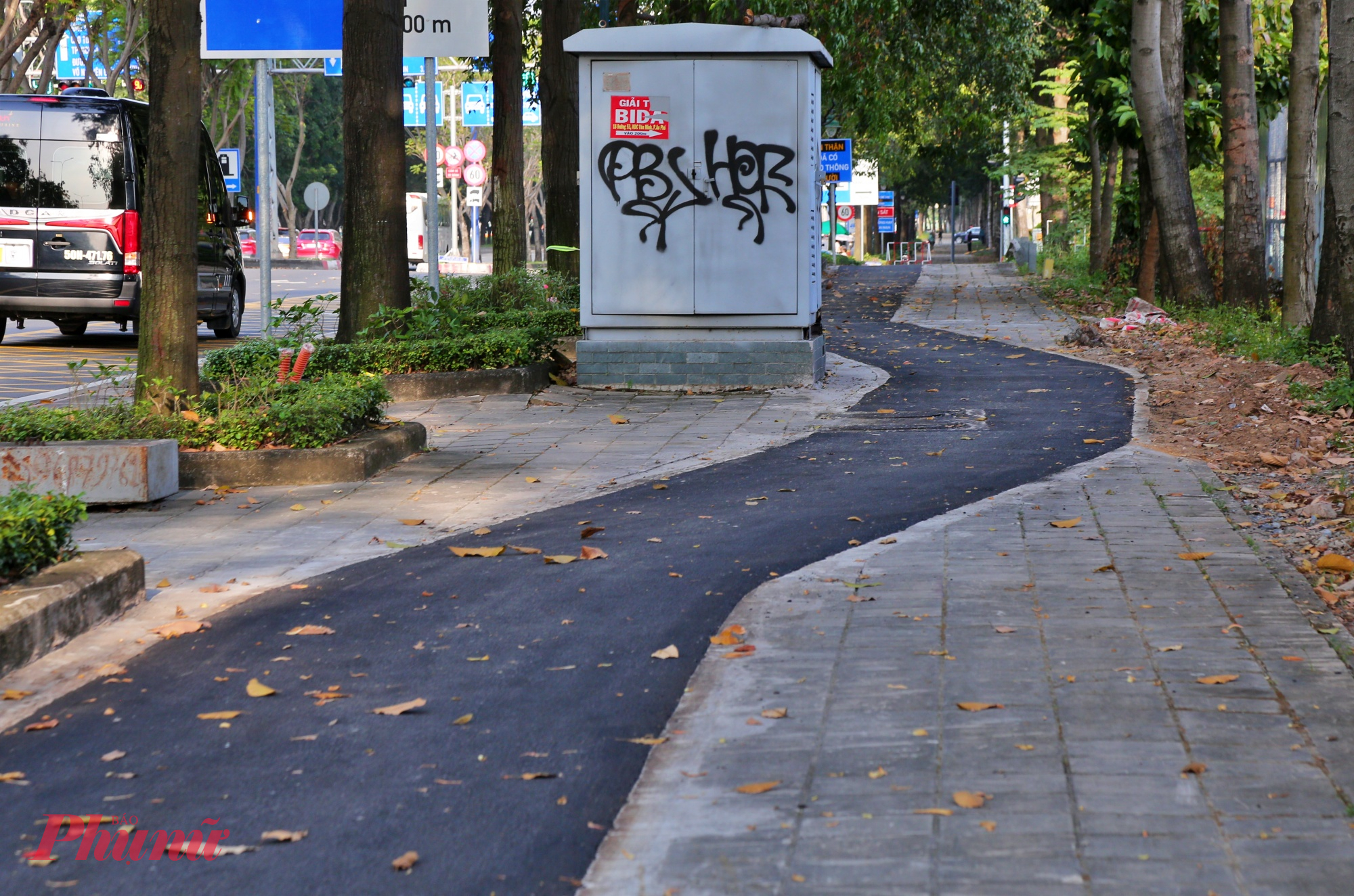 Đoạn làn riêng cho xe đạp từ đường Trần Quý Kiên đi đường D1 cũng đã lộ diện 