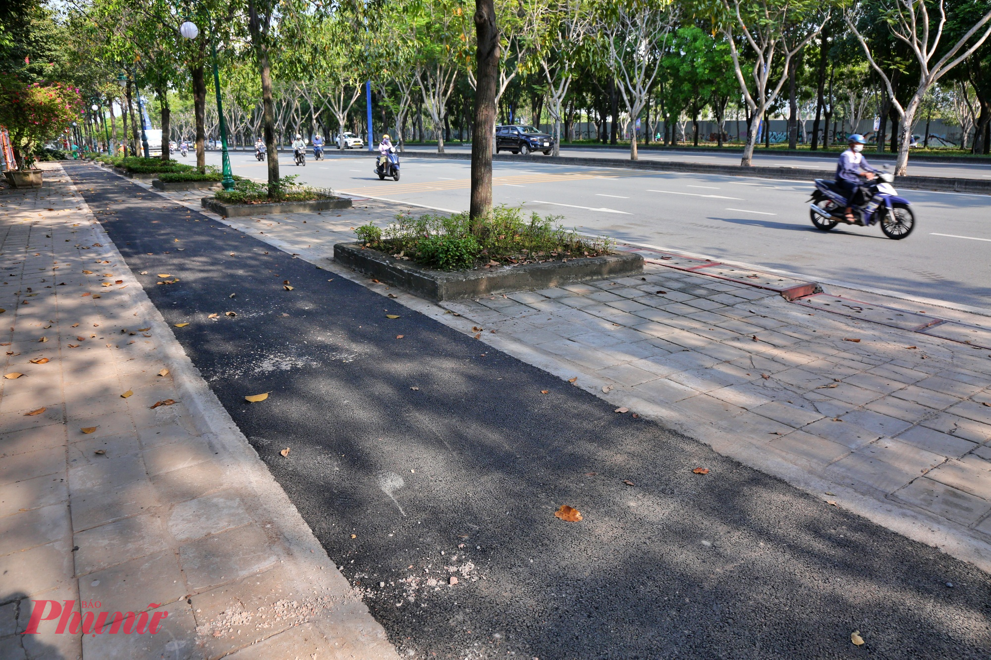 Quan sát thực tế cho thấy, làn xe đạp đang dần tạo nên một không gian giao thông khác biệt khi mặt đường trải nhựa phẳng, ranh giới rõ ràng với dòng xe cơ giới. 