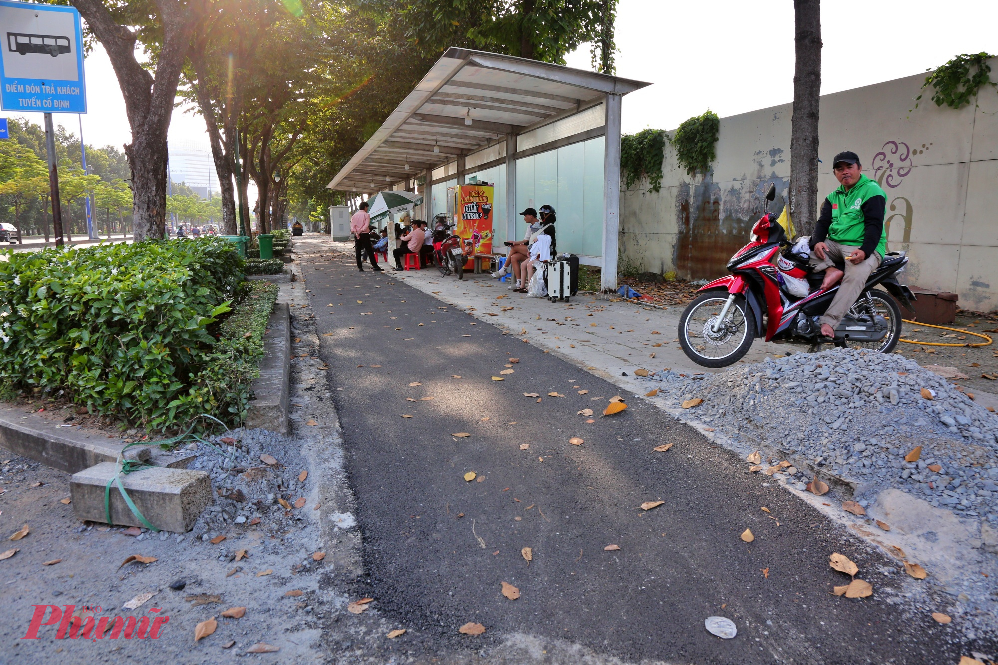 Đoạn trước nhà chờ xe khách cũng đã hoàn thiện phần thảm nhựa.