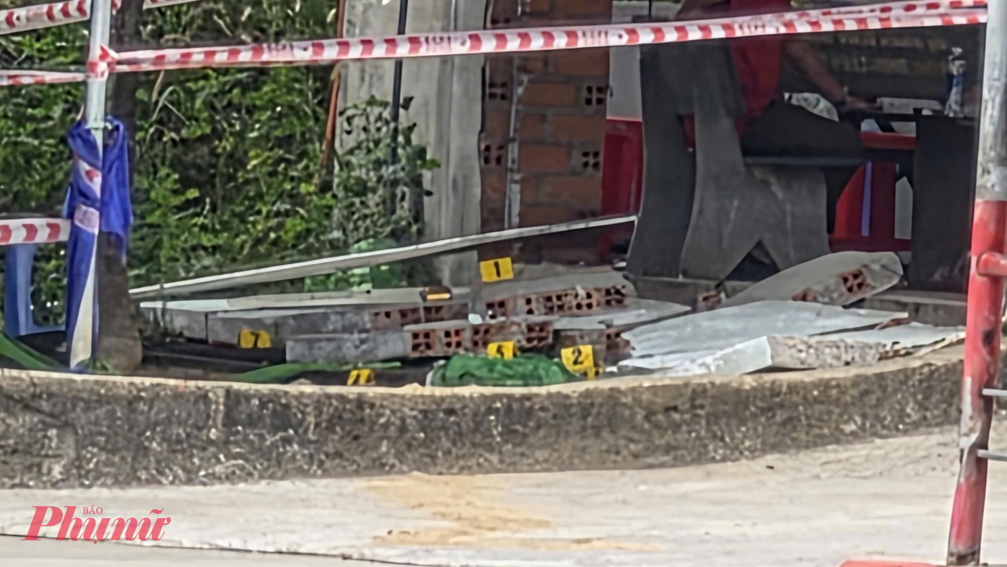 Hiện trường xảy ra vụ sập tường - Ảnh: N.H.