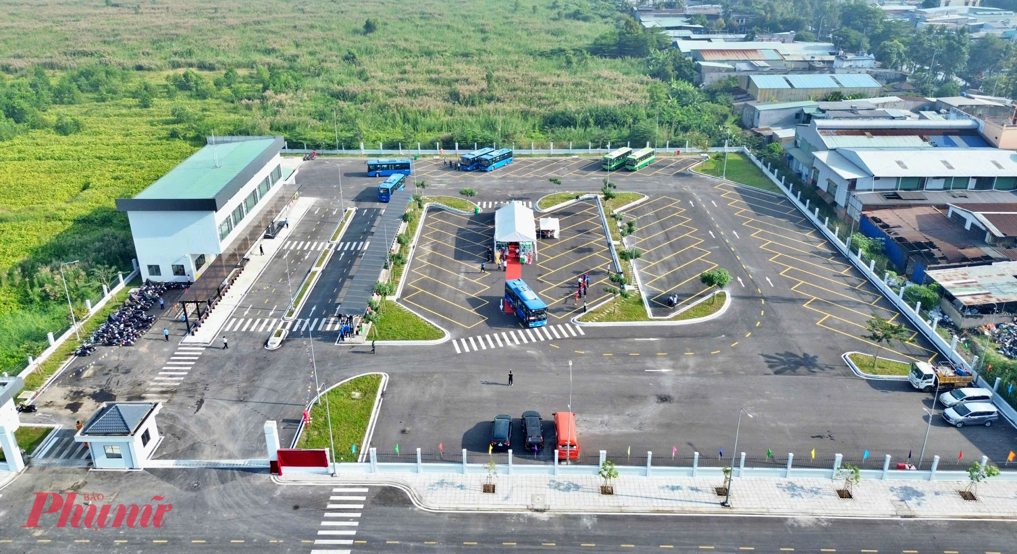 Bến xe buýt Lê Minh Xuân - Ảnh: Nguyễn Văn