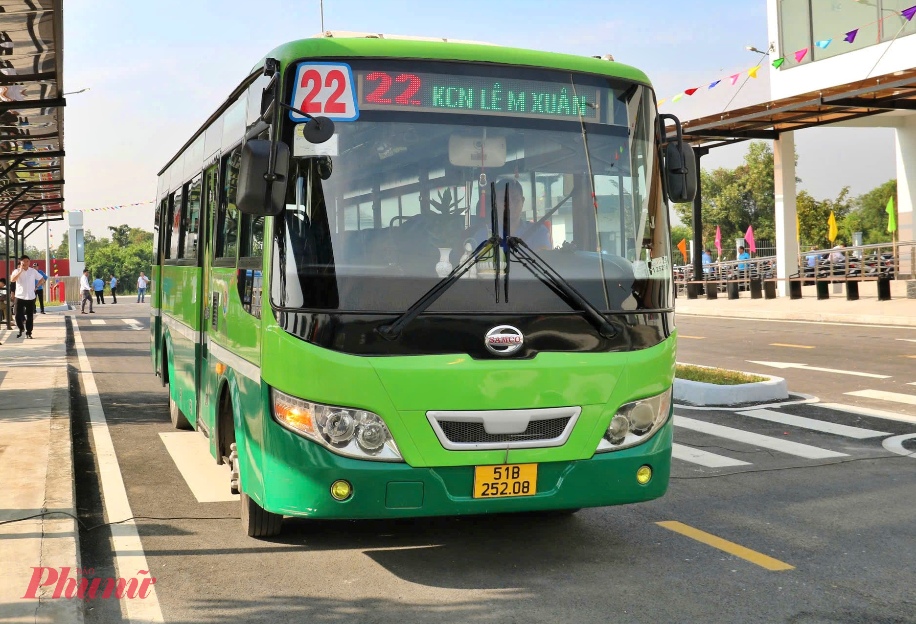 Khu vực đón - trả khách tại bến xe buýt Lê Minh Xuân - Ảnh: Nguyễn Văn