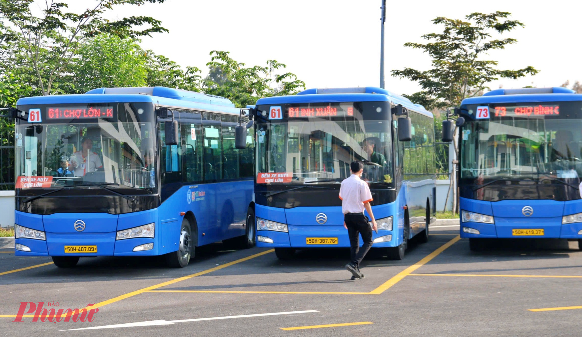 Các tuyến xe buýt hoạt động tại bến xe buýt Lê Minh Xuân - Ảnh: Nguyễn Văn