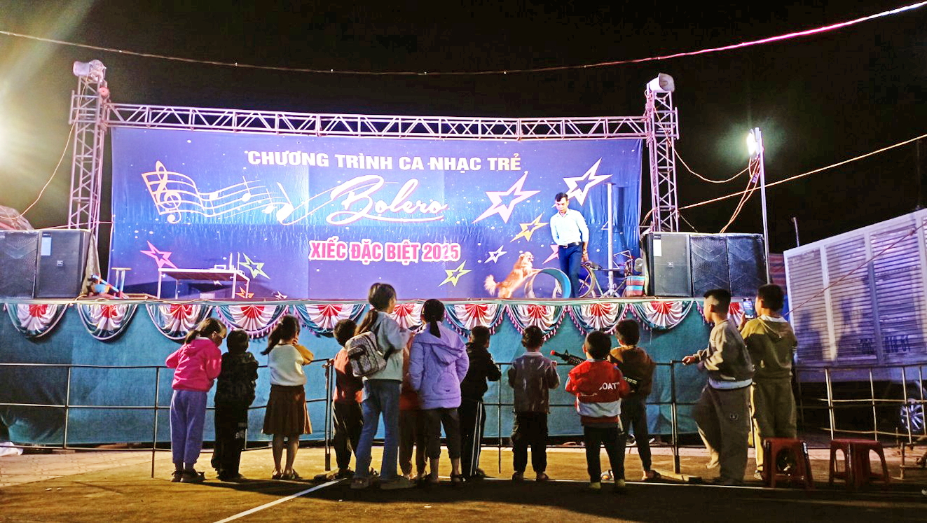 Trẻ con thích thú đi xem xiếc - Ảnh do tác giả cung cấp