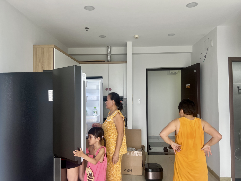 Điều hạnh phúc nhất với vợ chồng là mỗi lần chuyển về nhà mới đều có sự hiện diện của ông bà nội, ngoại, vừa phụ giúp thu xếp, vừa sẻ chia trọn vẹn niềm vui. Ảnh: NVCC