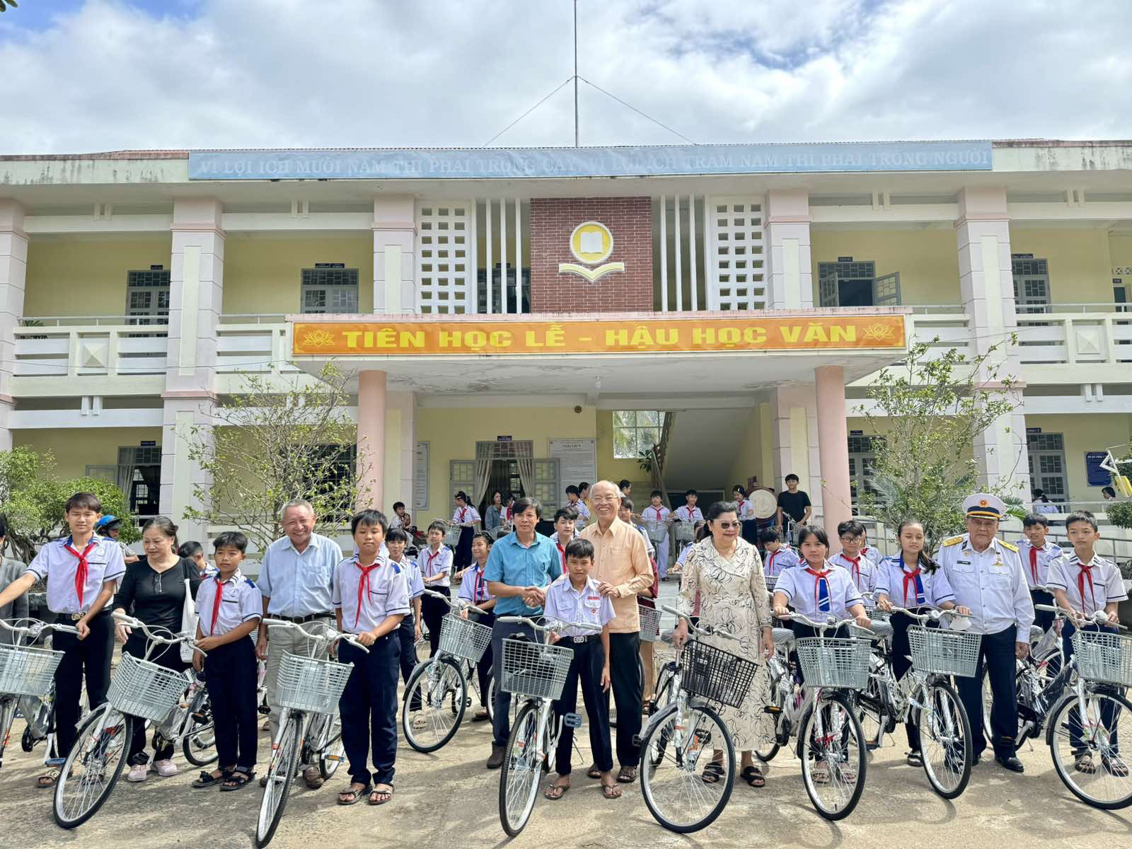 Đoàn tặng xe đạp cho học sinh Trao 63 xe đạp cho học sinh Trường THPT Nguyễn Hữu Thọ 