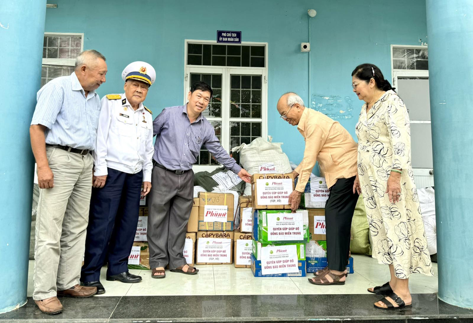 Hàng hóa và nhu yếu phẩm thiết yếu của Báo Phụ nữ TPHCM đã đến với Xã Suối Trai  - Ảnh: Hồ Thu