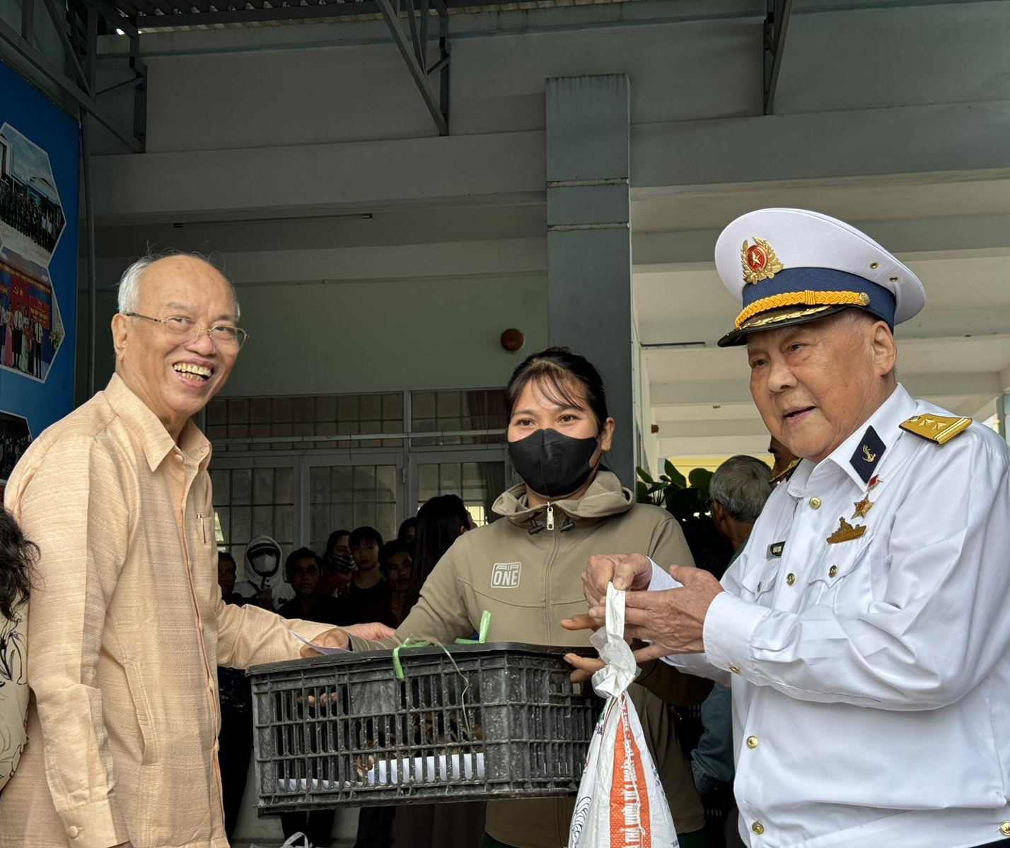 GSTS. Trình Quang Phú – Chủ tịch Hội người Phú Yên tại TP.HCM (ảnh bên trái) và anh hùng LLVT Hồ Đắc Thạnh – thuyền trưởng tàu không số trao gà giống cho bà con Xã Suối Trai.