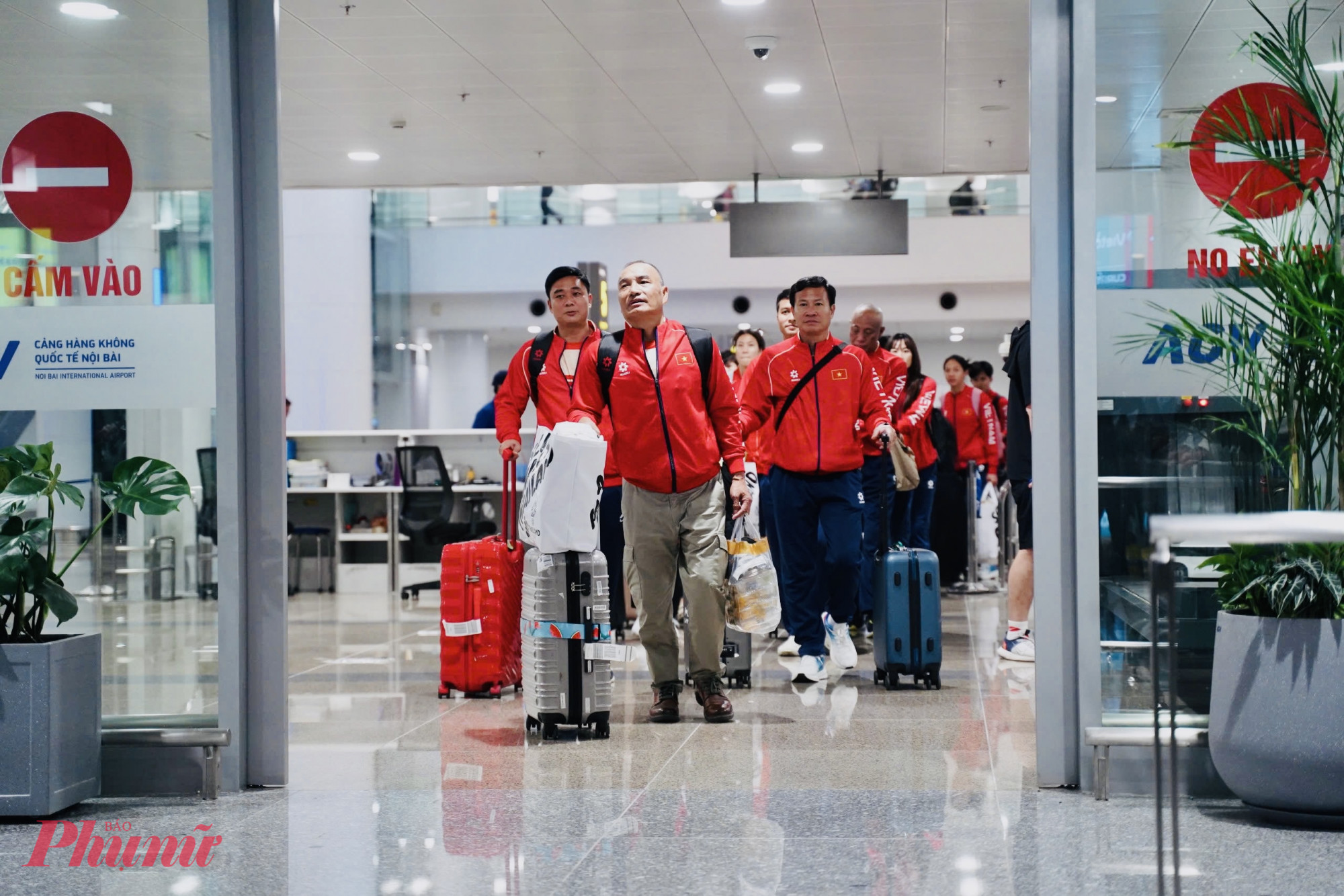 Tối 17/12, 7 đội tuyển thể thao Việt Nam tham dự SEA Games 33 đã từ đáp chuyến bay từ Thái Lan về nước, gồm điền kinh, cờ, kick-boxing, quần vợt, kéo co, bowling và thể thao điện tử