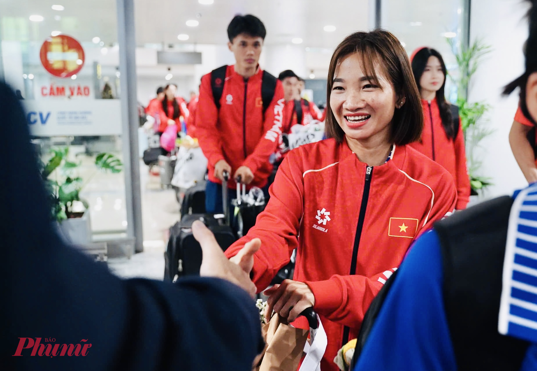 Cô gái vàng của điền kinh Việt Nam Nguyễn Thị Oanh trở về nước sau SEA Games 33.