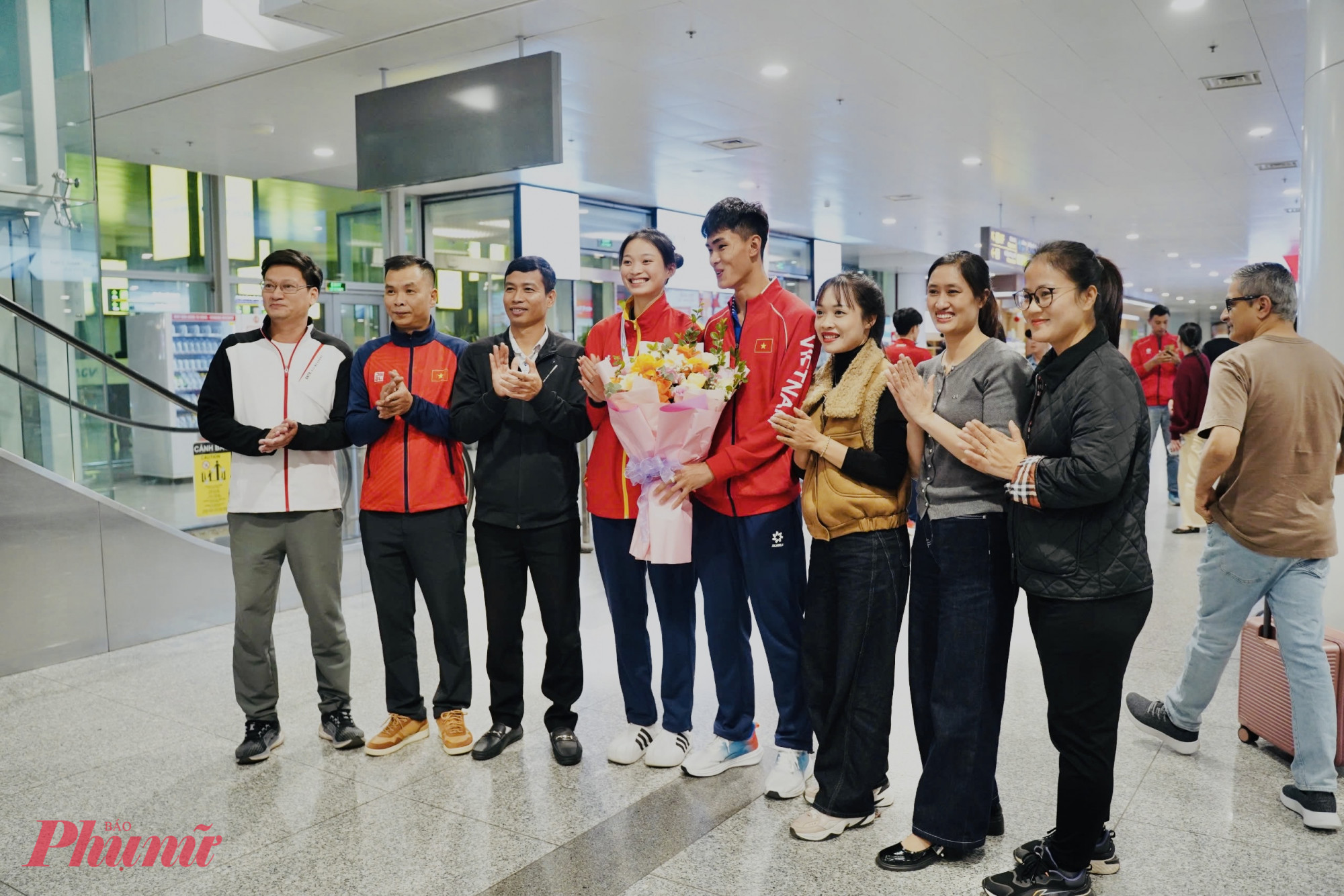 Các vận động viên trở về nước trong vòng tay chào đón của người thân, người hâm mộ.