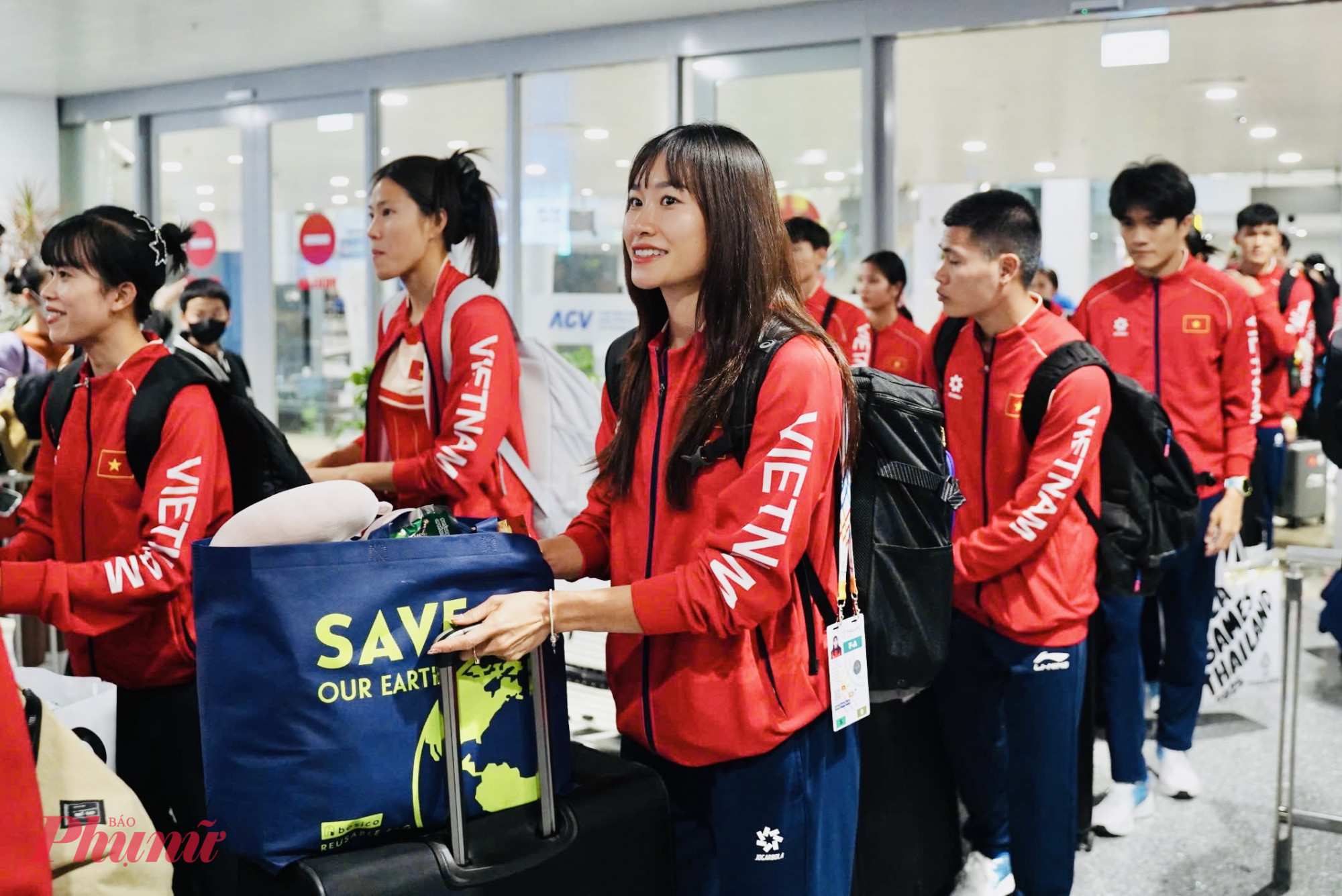 Dù mới trải qua trận chung kết và chuyến bay từ nước ngoài, nhưng các cô gái luôn vui vẻ, cười tươi