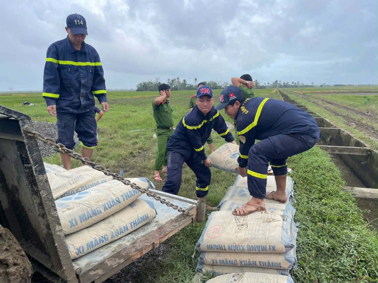 Các cán bộ, chiến sĩ đang khẩn trương đẩy nhanh tiến độ xây dựng các ngôi nhà - Ảnh: S.Đ.