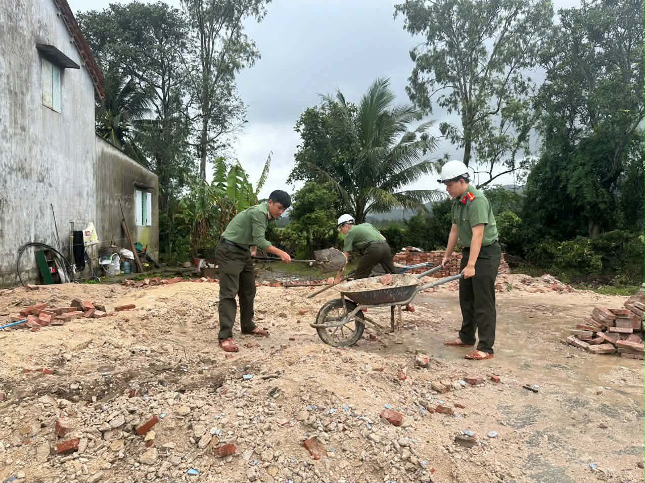 Công an tỉnh Đắk Lắk được giao chủ trì xây mới 200 ngôi nhà cho người dân vùng lũ - Ảnh: S.Đ. 