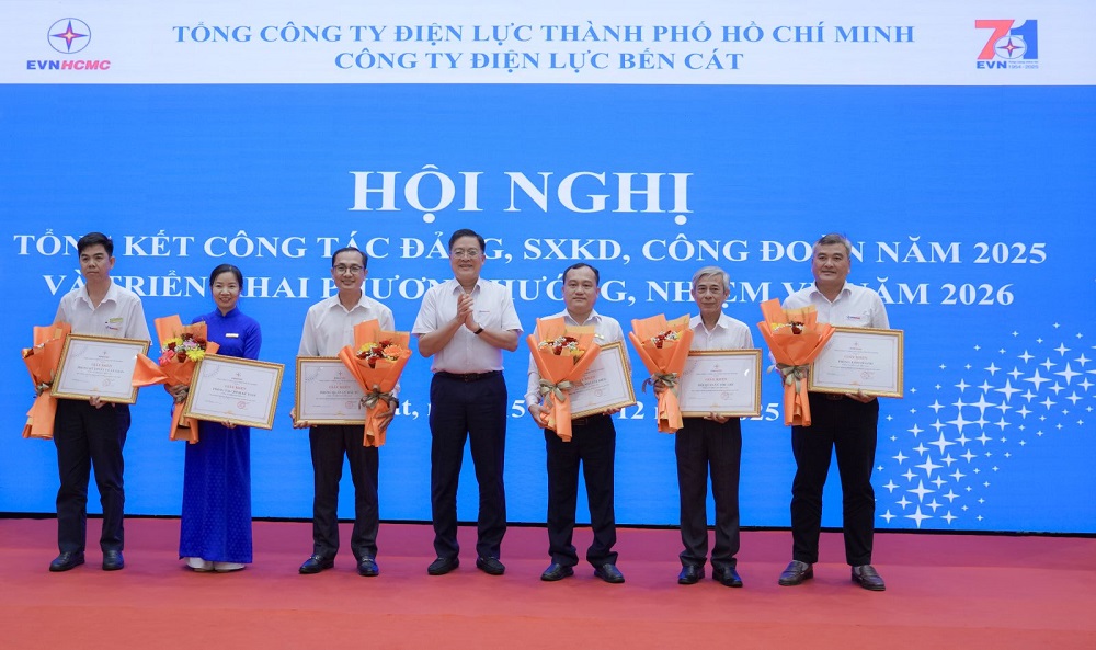 Ông Lê Tấn Định - thành viên HĐTV EVNHCMC trao giấy khen Tổng công ty cho các tập thể hoàn thành xuất sắc nhiệm vụ năm 2025 - Ảnh: EVNHCMC