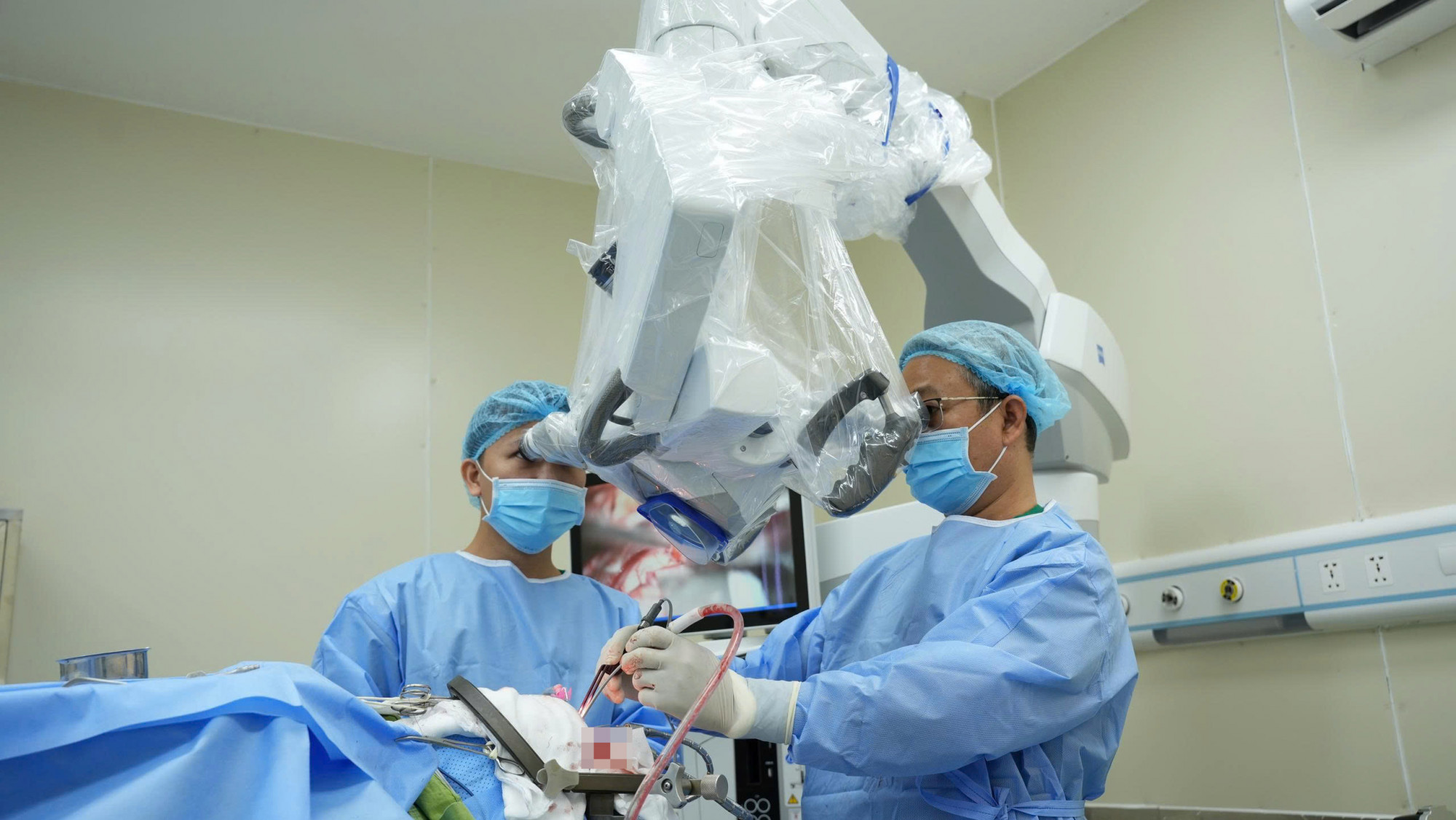 Ca phẫu thuật bóc tách khối u não cho bệnh nhân trải qua 150 phút căng thẳng 