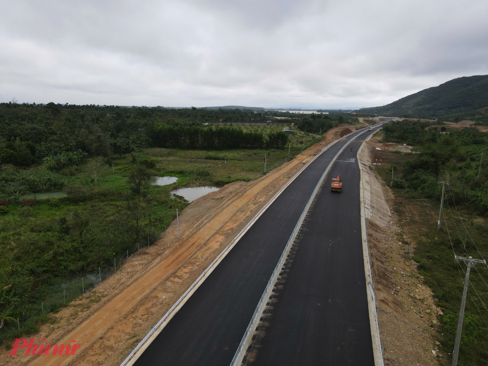 Theo đánh giá của Ban Quản lý dự án đầu tư xây dựng công trình giao thông và nông nghiệp phát triển nông thôn tỉnh Đắk Lắk (Ban A – chủ đầu tư), với tiến độ hiện tại, dự án thành phần 3 đang tiến rất gần tới ngày “về đích” đúng cam kết, đáp ứng kỳ vọng của người dân và chính quyền hai tỉnh Khánh Hòa – Đắk Lắk - Ảnh: N.H.