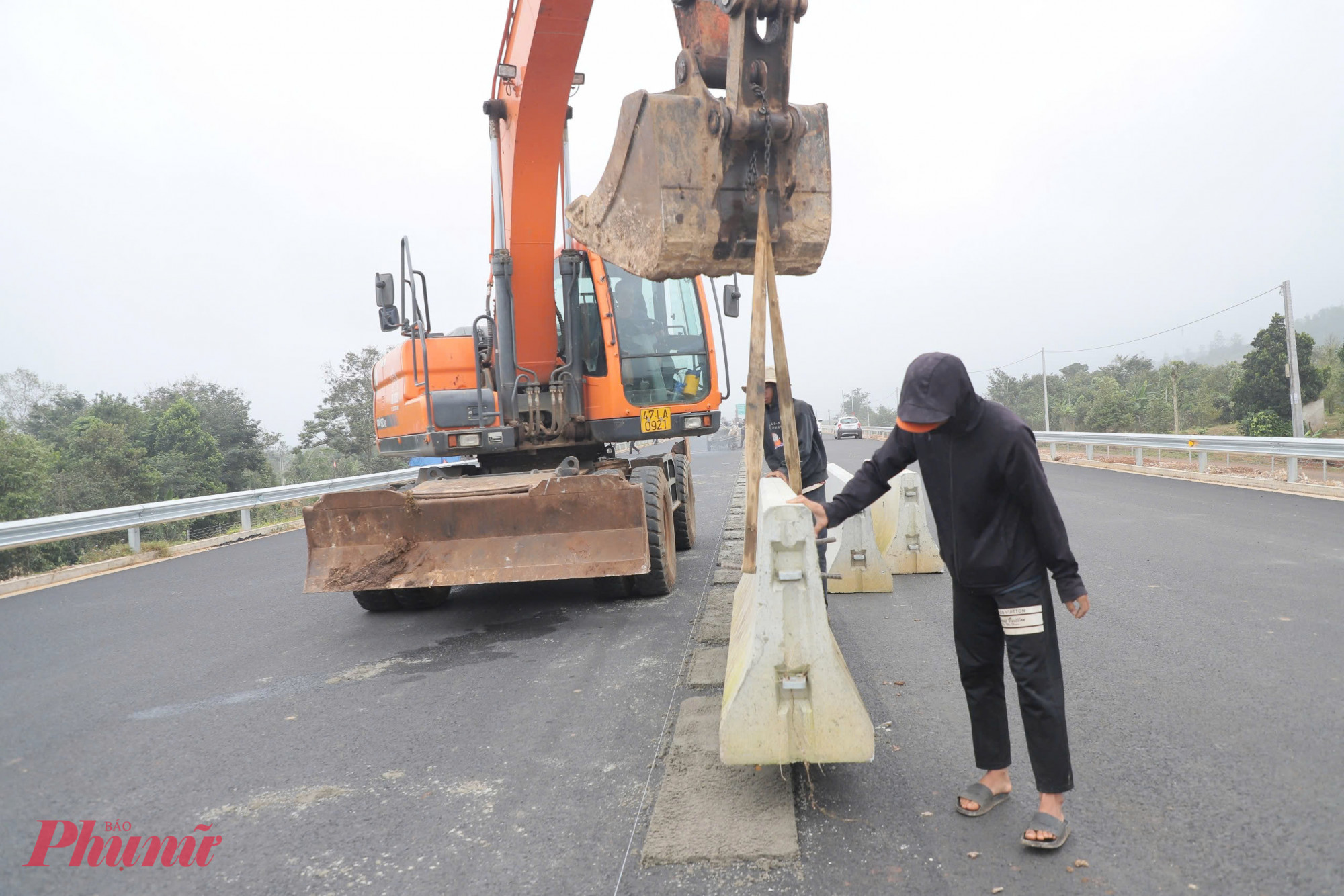 Các đơn bị tổ chức thi công 3 ca liên tục để kịp hoàn thành các hạng mục còn lại