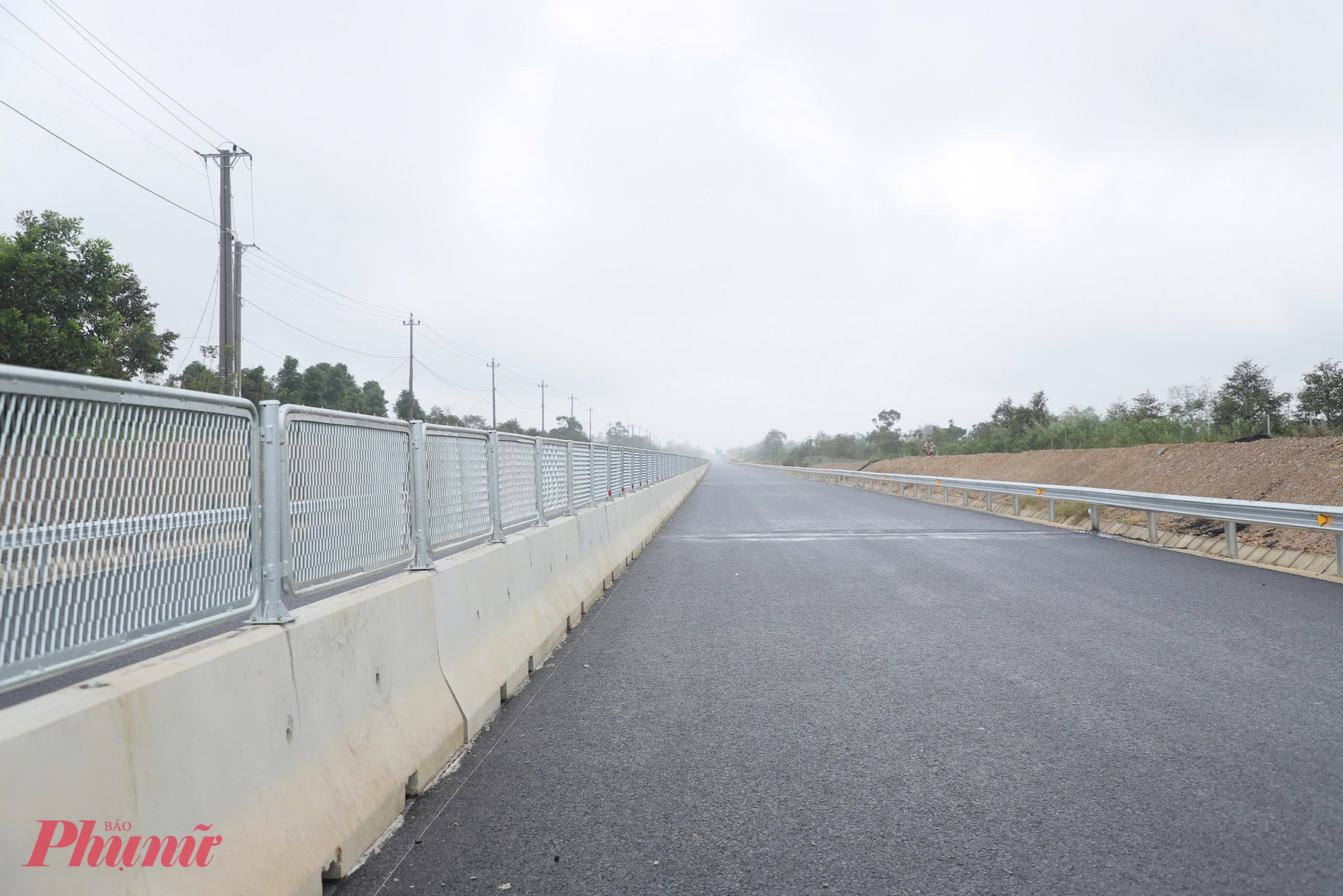 Nhiều vị trí dải phân cách cứng bằng bê tông đã được thi công hoàn chỉnh, bảo đảm an toàn cho các phương tiện lưu thông hai chiều.