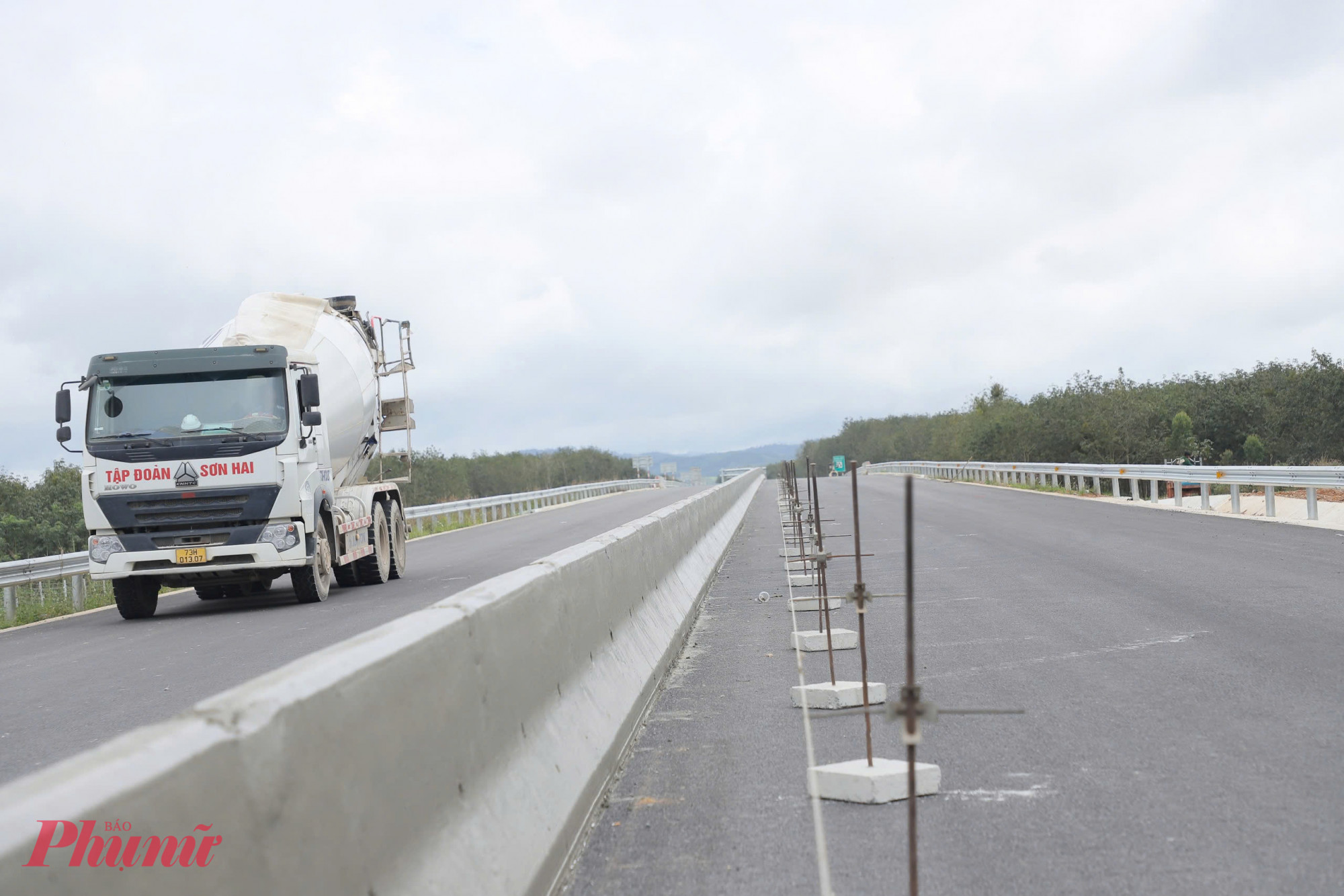 Không chỉ rút ngắn khoảng cách, tăng cường kết nối vùng, tuyến cao tốc còn tạo điều kiện thuận lợi cho hoạt động giao thương hàng hóa, đặc biệt là các mặt hàng nông sản chủ lực của địa phương vươn tới những thị trường lớn.