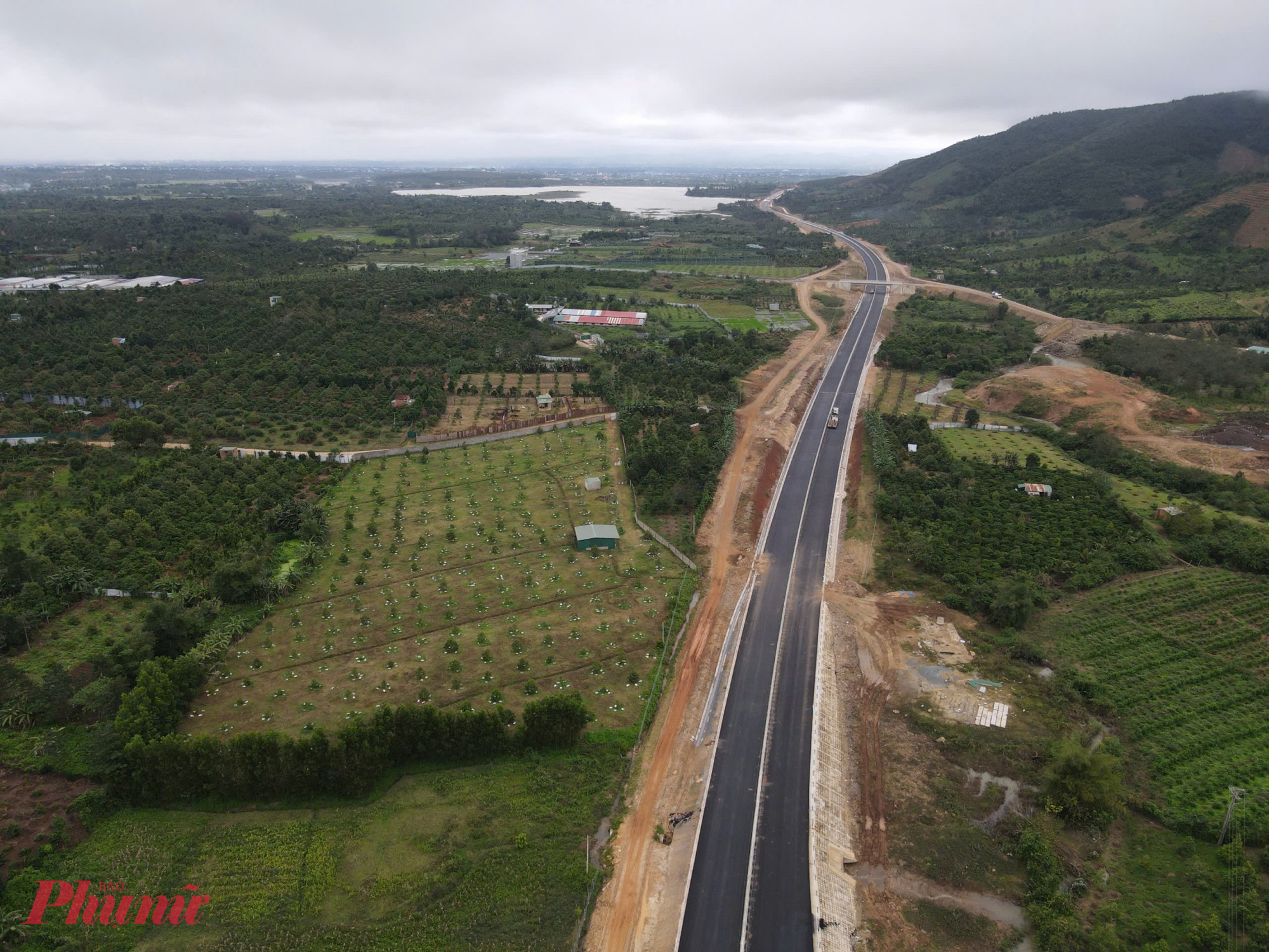 Dự án cao tốc Khánh Hòa – Buôn Ma Thuột cũng được kỳ vọng sẽ trở thành “lực hút” quan trọng, thu hút doanh nghiệp đầu tư, thúc đẩy hình thành các chuỗi giá trị nông nghiệp hiện đại, từng bước khai mở những tiềm năng còn bỏ ngỏ, tạo thêm việc làm và nâng cao thu nhập cho người dân địa phương.