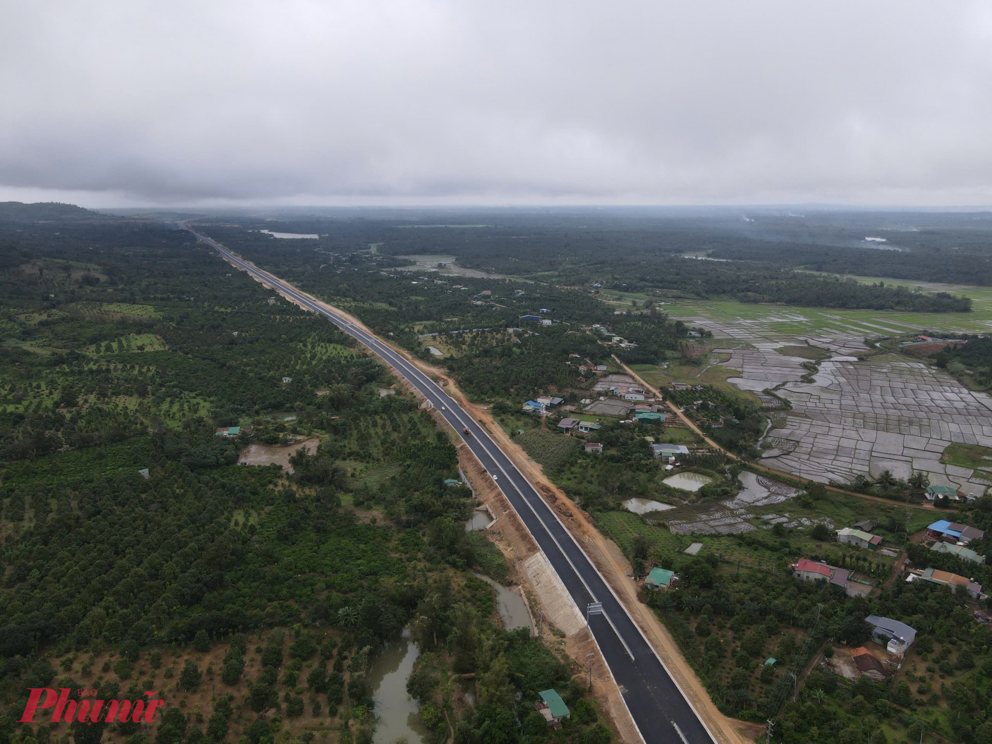 Từ trên cao nhìn xuống, tuyến cao tốc Khánh Hòa – Buôn Ma Thuột dần hiện lên như một trục giao thông hiện đại, mở ra động lực mới cho phát triển kinh tế – xã hội, kết nối vùng duyên hải Nam Trung Bộ với Tây Nguyên