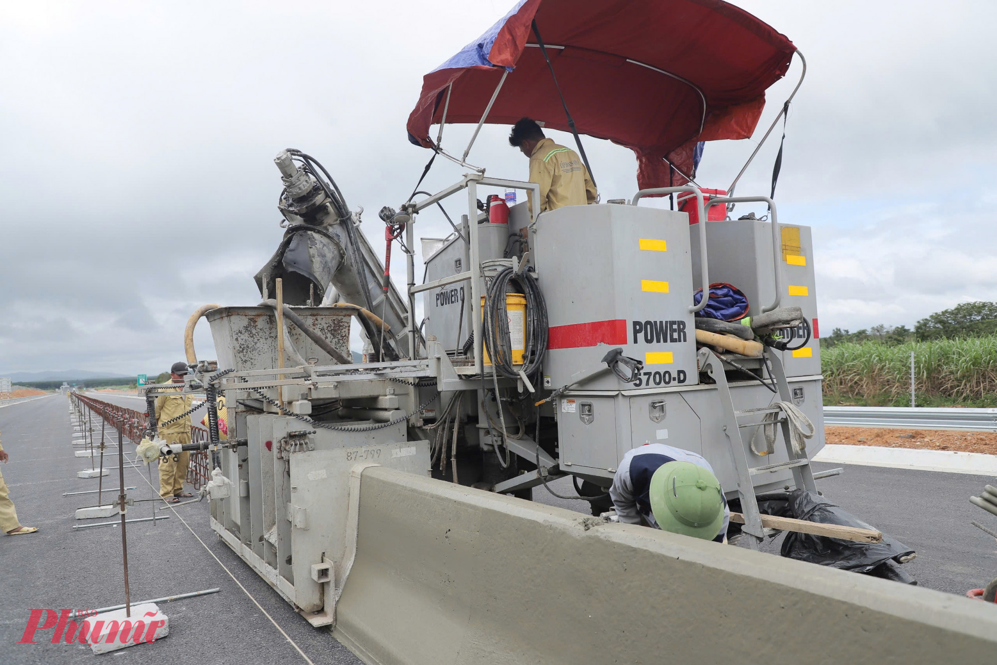 Các nhà thầu đang tập trung cao độ cho công tác hoàn thiện hệ thống an toàn giao thông, gồm dải phân cách cứng, lan can phòng hộ, biển báo, sơn kẻ vạch đường, biển chỉ dẫn cùng các hạng mục phụ trợ khác.