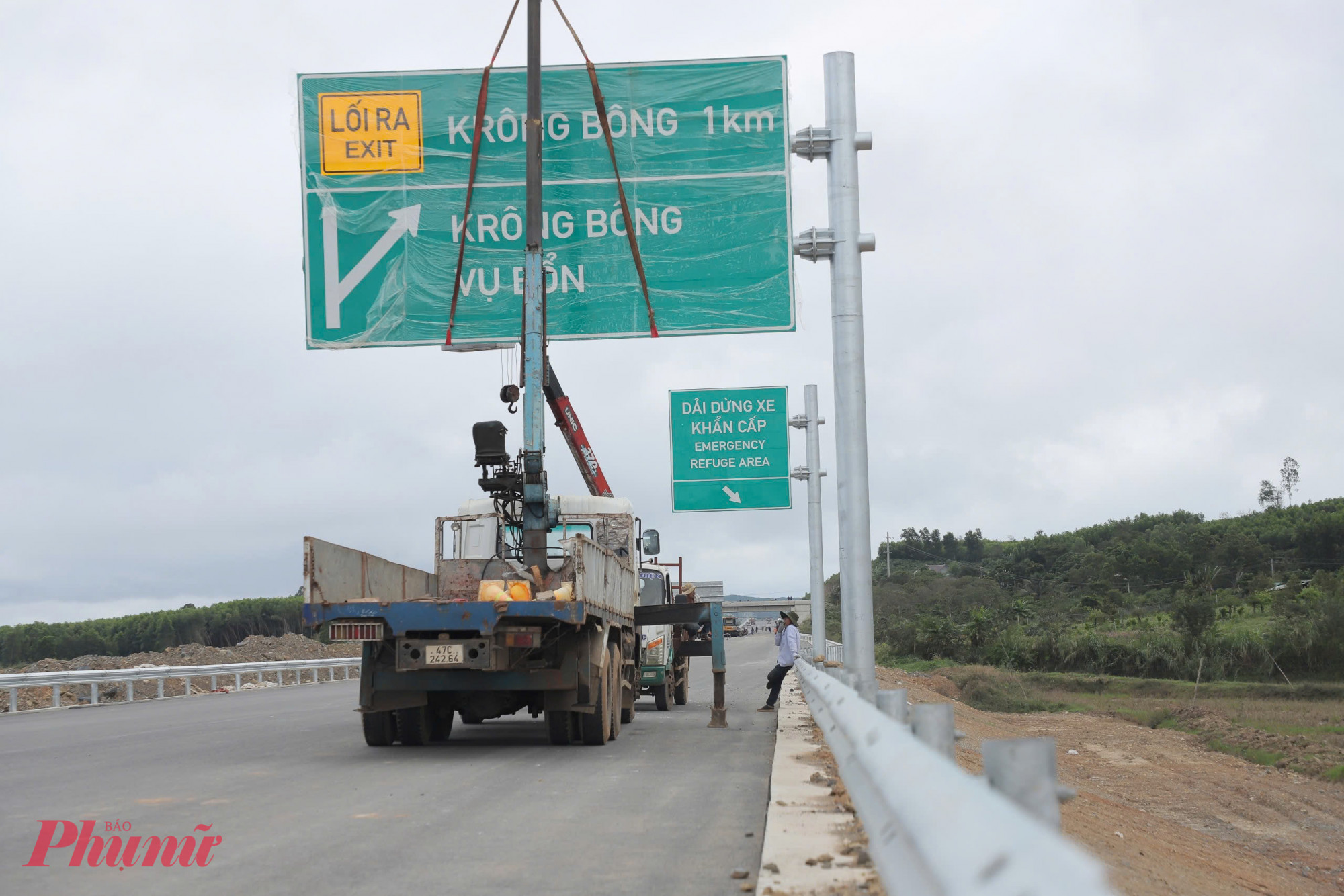 Hệ thống biển báo tốc độ, biển cảnh báo và các hạng mục bảo đảm an toàn khai thác cũng đang được gấp rút lắp đặt, hoàn thiện đồng bộ.