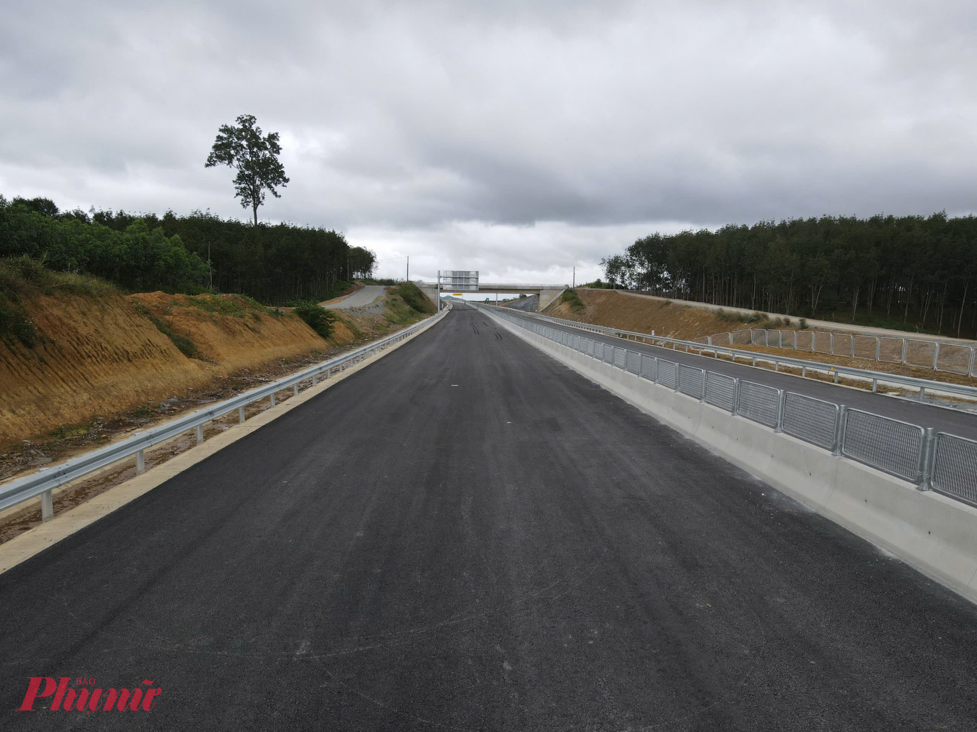 Trên nhiều đoạn tuyến, mặt đường bê tông nhựa đã được thảm hoàn chỉnh, bề mặt phẳng mịn, đáp ứng đầy đủ các chỉ tiêu kỹ thuật. 