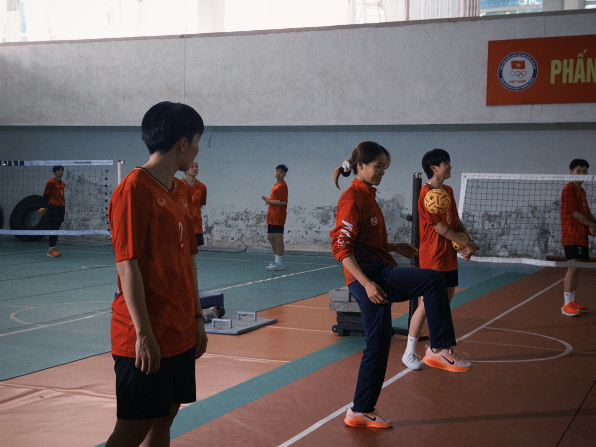 Đội tuyển cầu mây nữ Việt Nam trong quá trình tập luyện