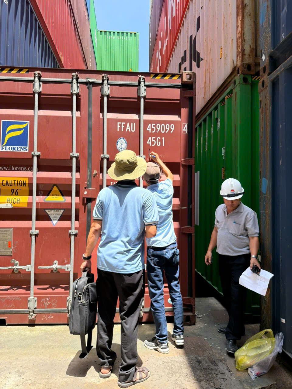 Công an kiểm tra các thùng container. Ảnh: CA