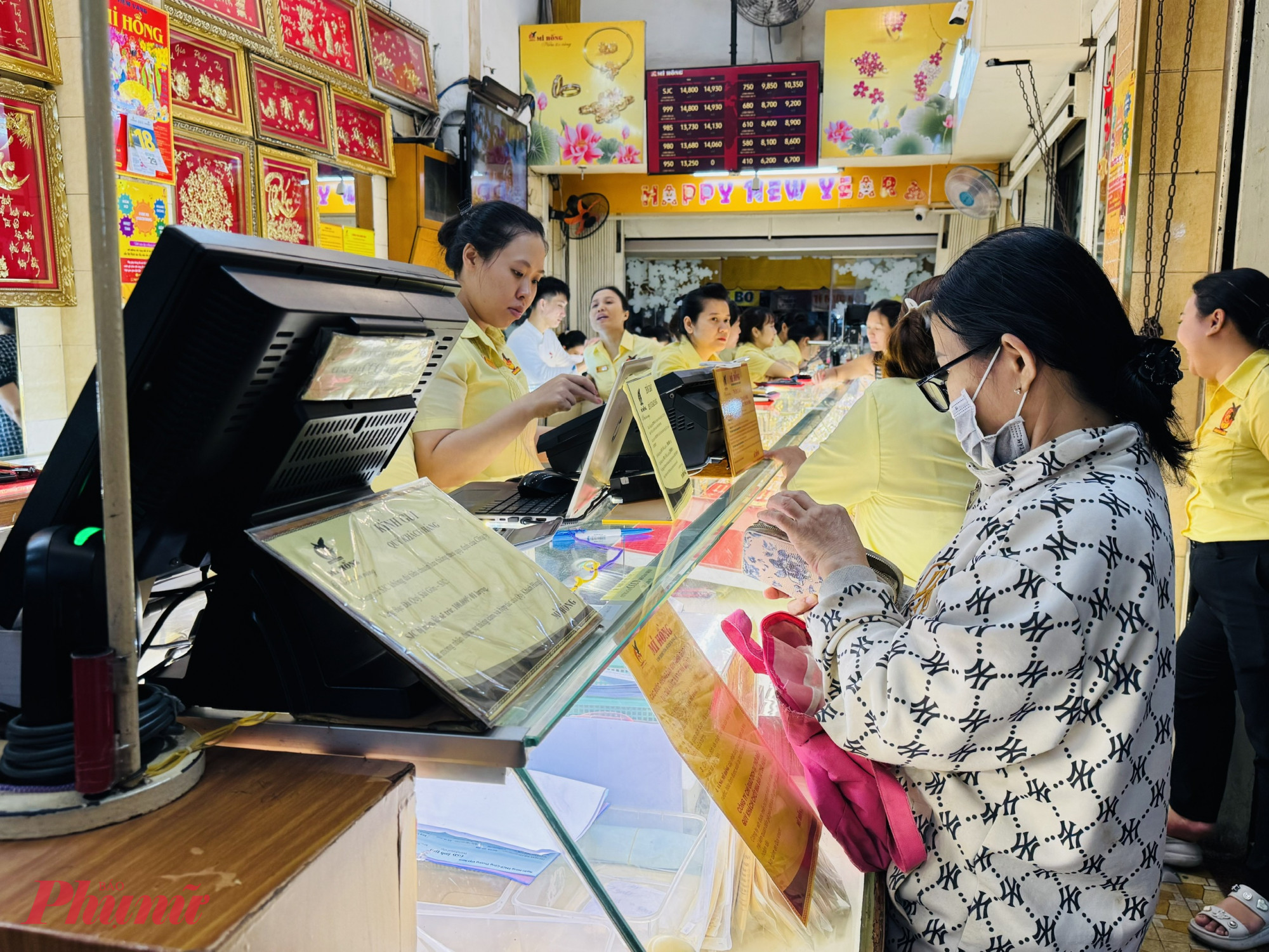 Các chuyên gia khuyên nhà đầu tư có thể đa dạng hoá tài sản, gia tăng nắm giữ vàng bằng nguồn vốn tự có - Ảnh: Thanh Hoa