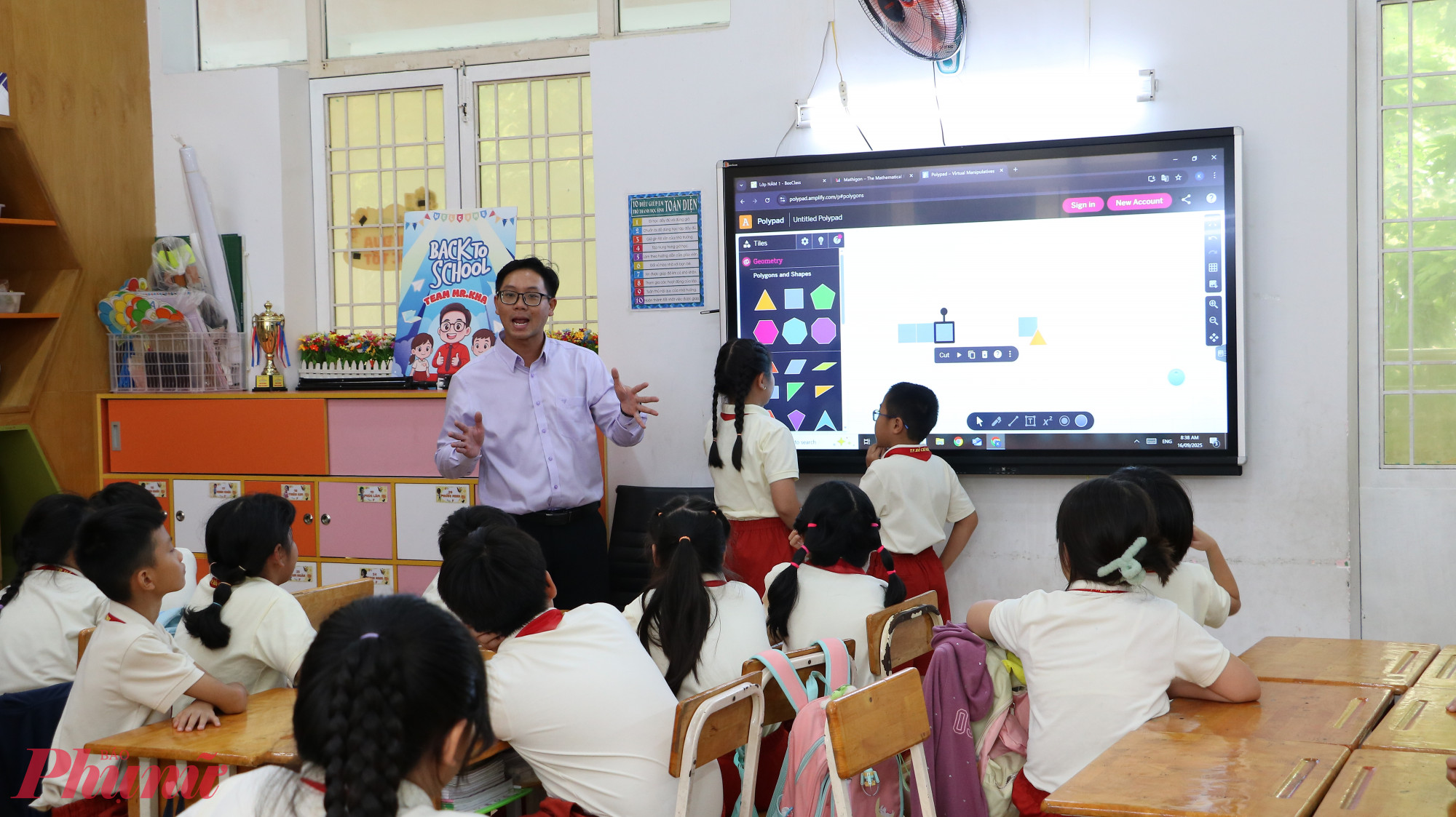 Giáo viên và học sinh Trường tiểu học Nguyễn Thái Học - Ảnh: Trang Thư