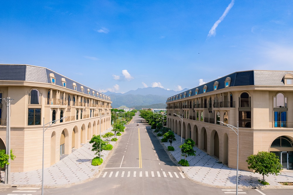 Các dãy shophouse Regal Park View tại Dragon City Park vẫn gây ấn tượng với vẻ ngoài bền vững. Mỗi căn nhà phố được thiết kế theo phong cách châu Âu tân cổ điển