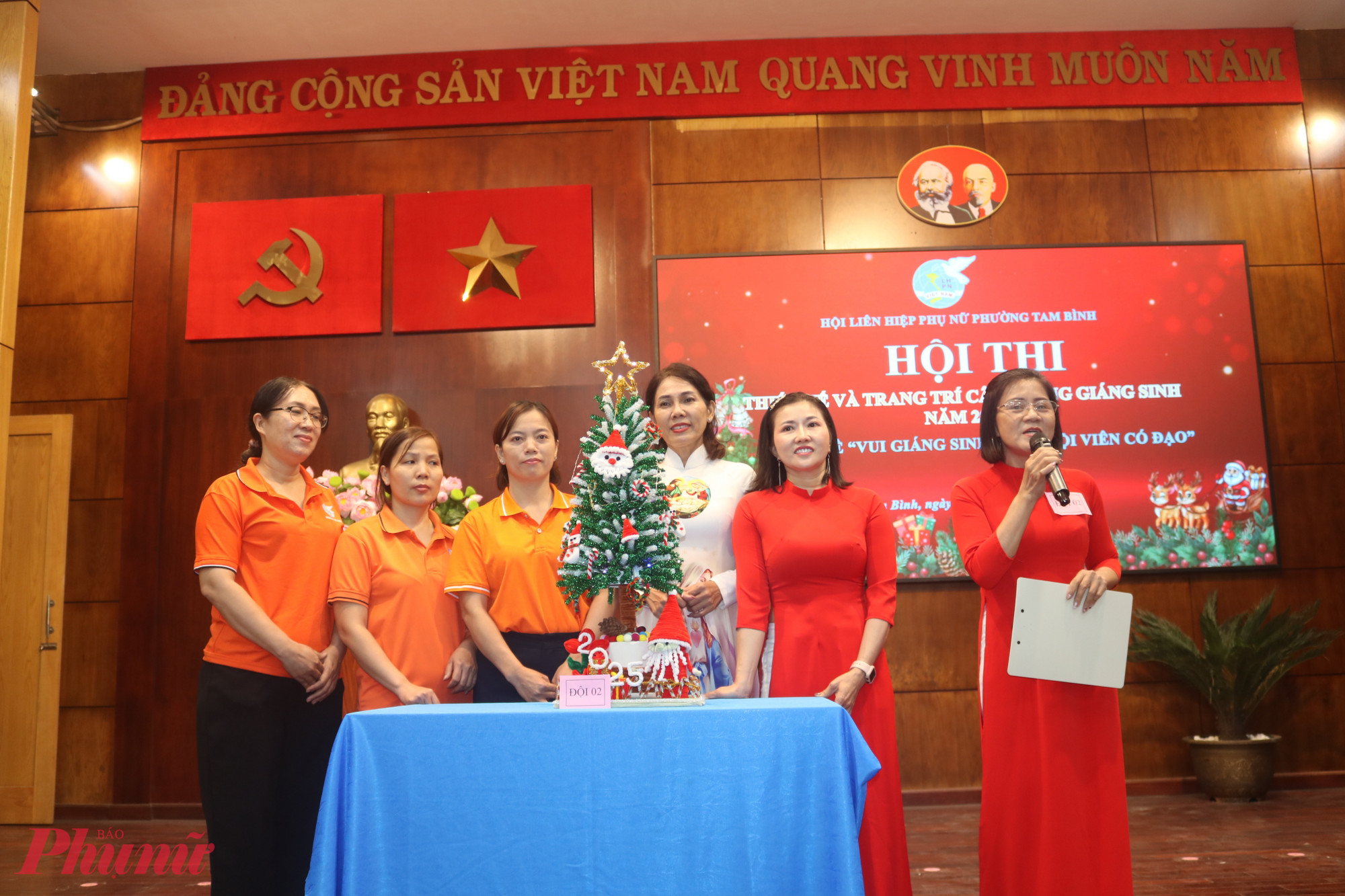 Cụm 2 thuyết trình về cây thông Giáng sinh do đội thiết kế. Đây là đội thi đoạt giải nhất chung cuộc - Ảnh: Mẫn Nhi