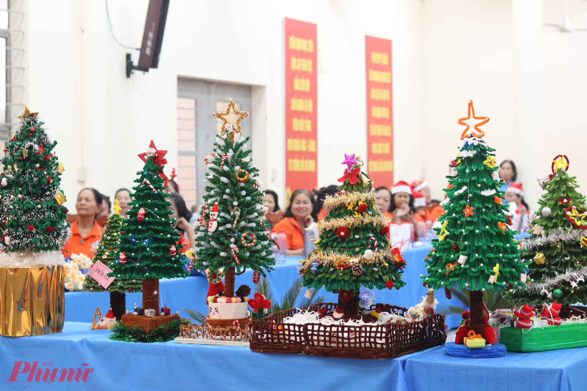 Vật liệu kẽm nhung góp phần tạo nên những cây thông Giáng sinh đẹp mắt, nhỏ gọn và dễ dàng di chuyển - Ảnh: Mẫn Nhi 